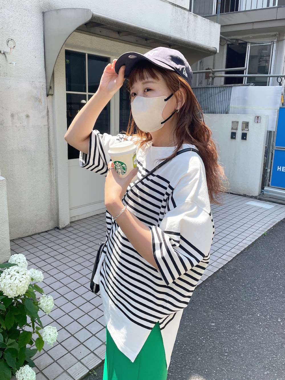 グリーン系のスカート、ブラック系のTシャツ/カットソー、ブラック系のショルダーバッグを着用したレディースの夏コーディネートの3枚目の写真