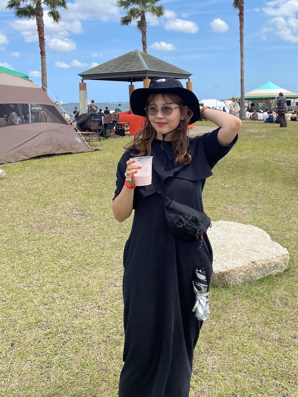 「夏コーデ、休日コーデ、カジュアルコーデ、シンプルスタイル、オトナ女子、リラックススタイル、ワンピーススタイル、大人コーデ、高身長女子、フェススタイル、モノトーン、ブラック、サンダル、バケットハット、THE NORTH FACE」｜「THE NORTH FACEの＜THE NORTH FACE＞ホライズン ハット（ハット、ブラック系）」を使った、akariさん（レディース・167cm）の春コーディネートの2枚目の写真
