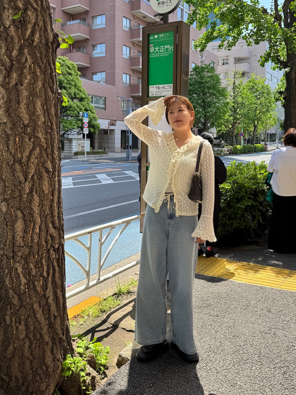 ブラウン系のその他シューズ、ブルー系のデニムパンツ、ブラウン系のショルダーバッグを着用したレディースの春コーディネートの4枚目の写真