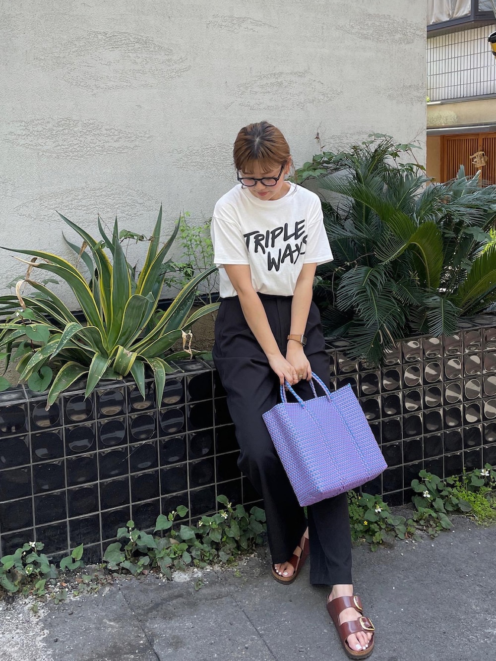 パープル系のバッグ、ホワイト系のTシャツ/カットソー、ブラック系のその他パンツを着用したレディースの春コーディネートの4枚目の写真