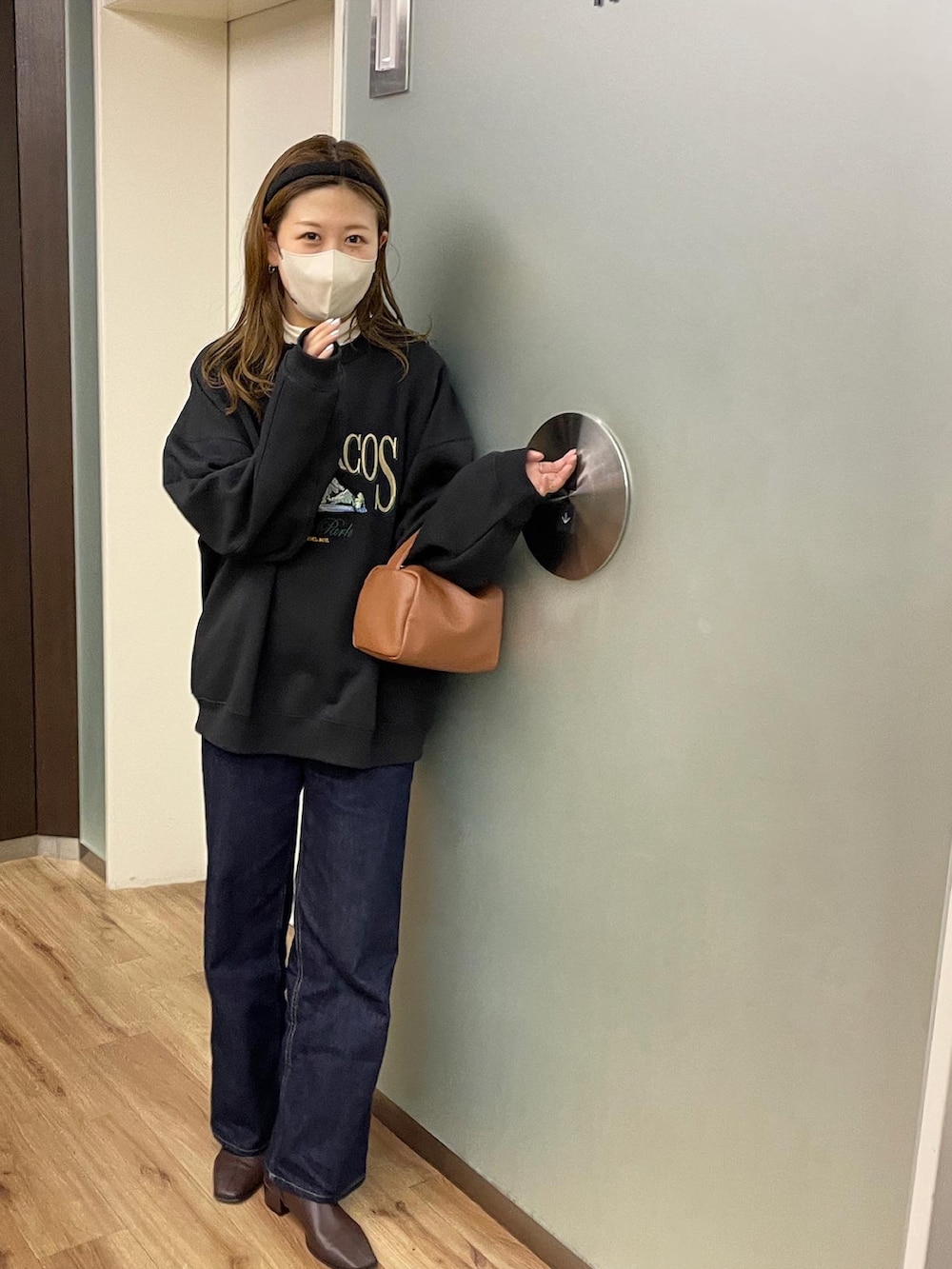 ベージュ系のスウェット、ホワイト系のTシャツ/カットソー、イエロー系のショルダーバッグを着用したレディースの秋コーディネートの2枚目の写真