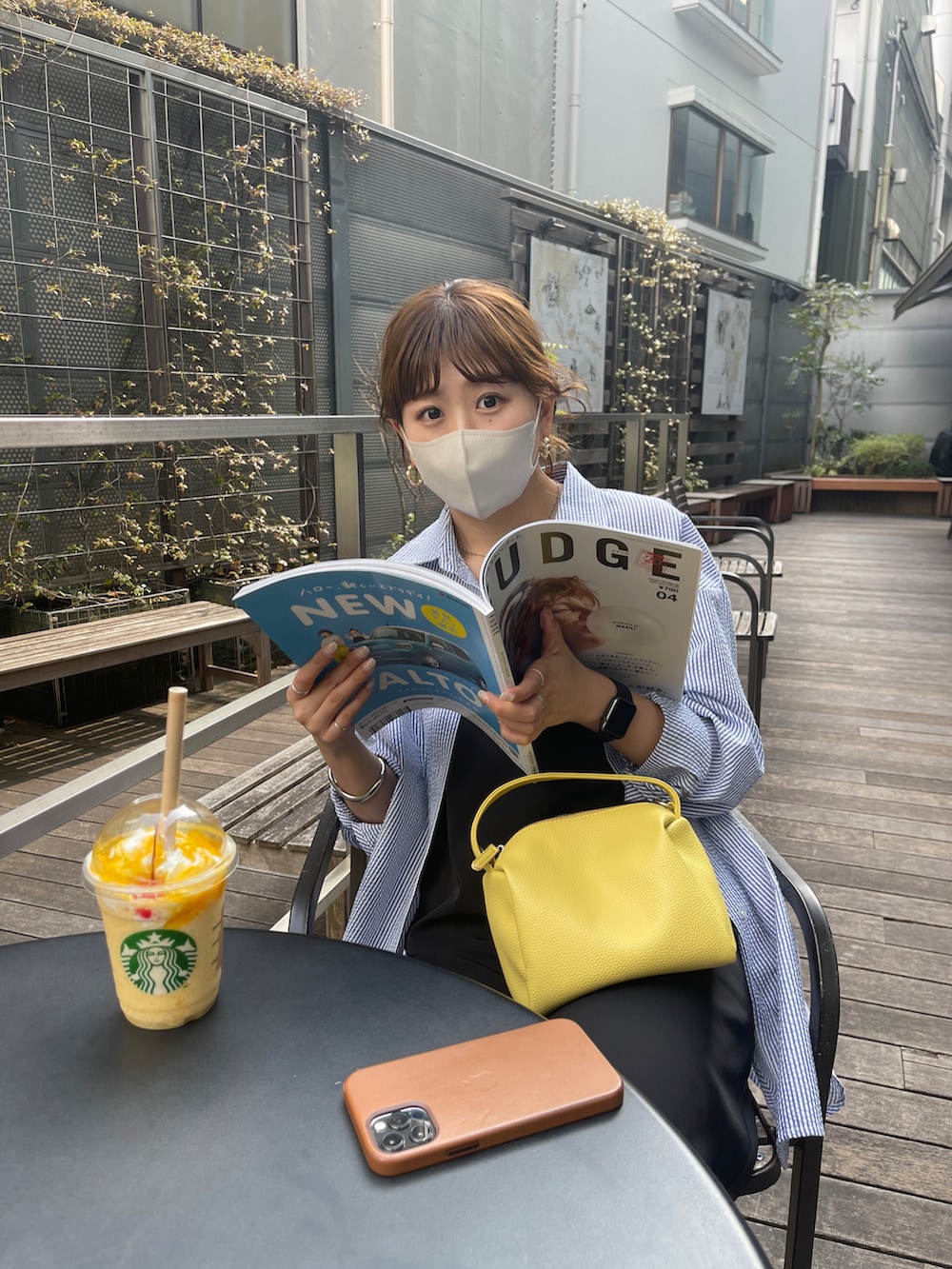 ブラック系のワンピース、ブラック系のサンダル、イエロー系のショルダーバッグを着用したレディースの春コーディネートの5枚目の写真