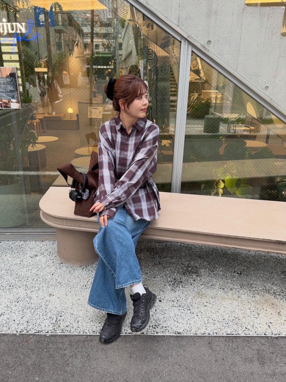 ブラウン系のシャツ/ブラウス、ブルー系のデニムパンツ、ブラック系のボディバッグ/ウエストポーチを着用したレディースの秋コーディネートの3枚目の写真