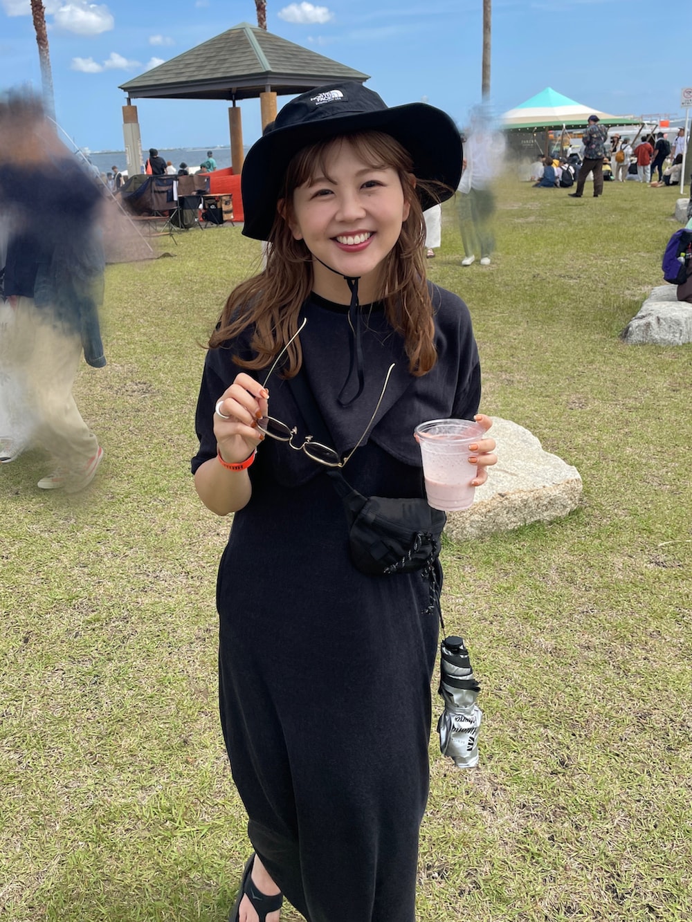 「夏コーデ、休日コーデ、カジュアルコーデ、シンプルスタイル、オトナ女子、リラックススタイル、ワンピーススタイル、大人コーデ、高身長女子、フェススタイル、モノトーン、ブラック、サンダル、バケットハット、THE NORTH FACE」｜「THE NORTH FACEの＜THE NORTH FACE＞ホライズン ハット（ハット、ブラック系）」を使った、akariさん（レディース・167cm）の春コーディネートの5枚目の写真