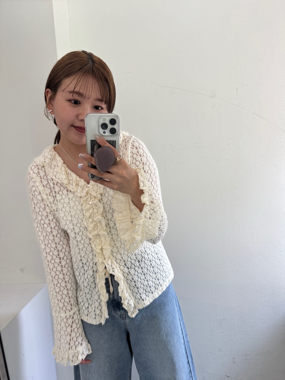 ブラウン系のその他シューズ、ブルー系のデニムパンツ、ブラウン系のショルダーバッグを着用したレディースの春コーディネートの2枚目の写真