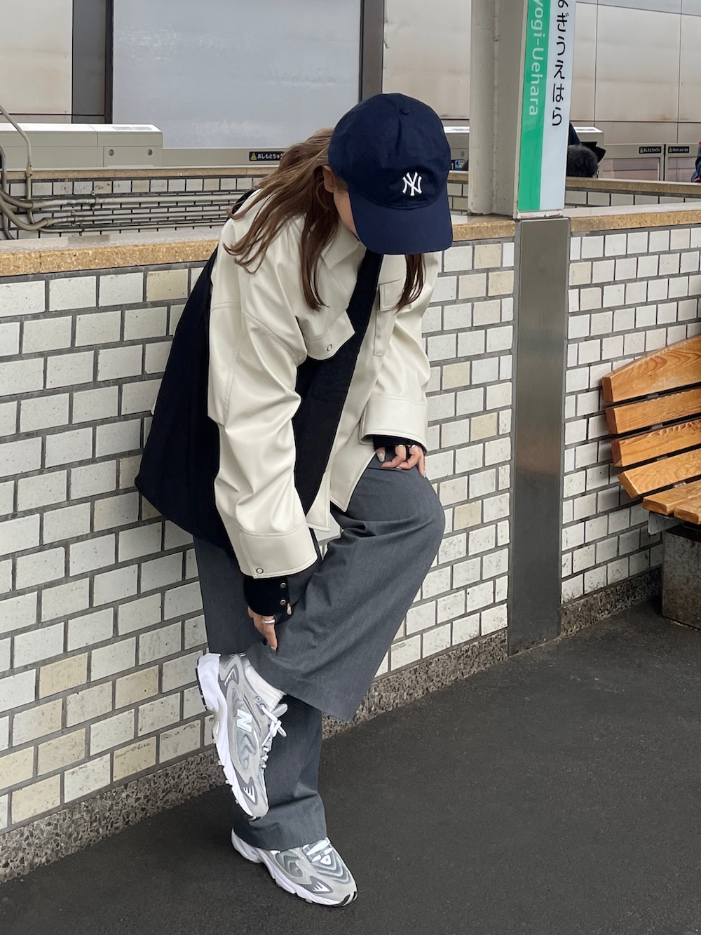 グレー系のスニーカー、ブラック系のショルダーバッグ、ブラック系のニット/セーターを着用したレディースの冬コーディネートの2枚目の写真