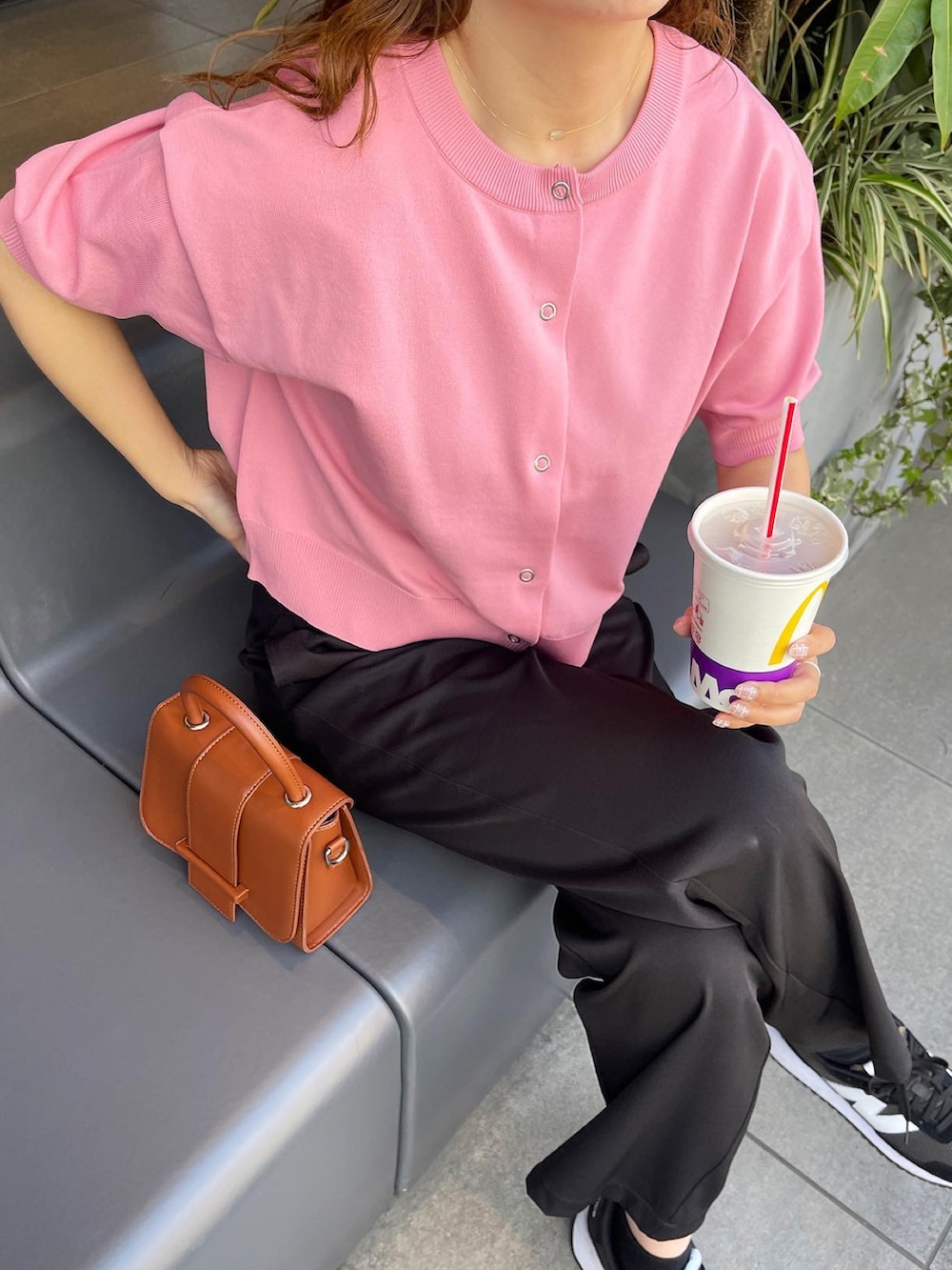 「ごきげんウィーク、オトナ女子、春夏コーデ、休日スタイル、キャップ、ニューバランス、ニューエラ、NEWERA、NEWBALANCE、ピンク、カーディガン、プチプラ」｜「NEW ERAのニューエラ キャップ タイプライター NY LA（キャップ、ブルー系）」を使った、akariさん（レディース・167cm）の春コーディネートの4枚目の写真