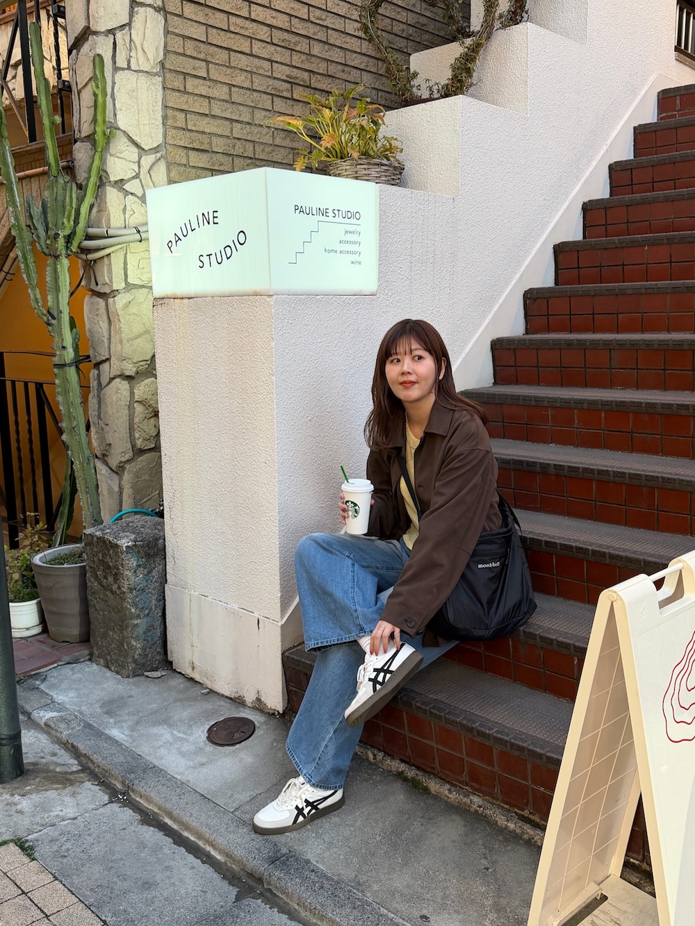 ブラウン系のその他アウター、ブルー系のデニムパンツを着用したレディースの春コーディネートの4枚目の写真