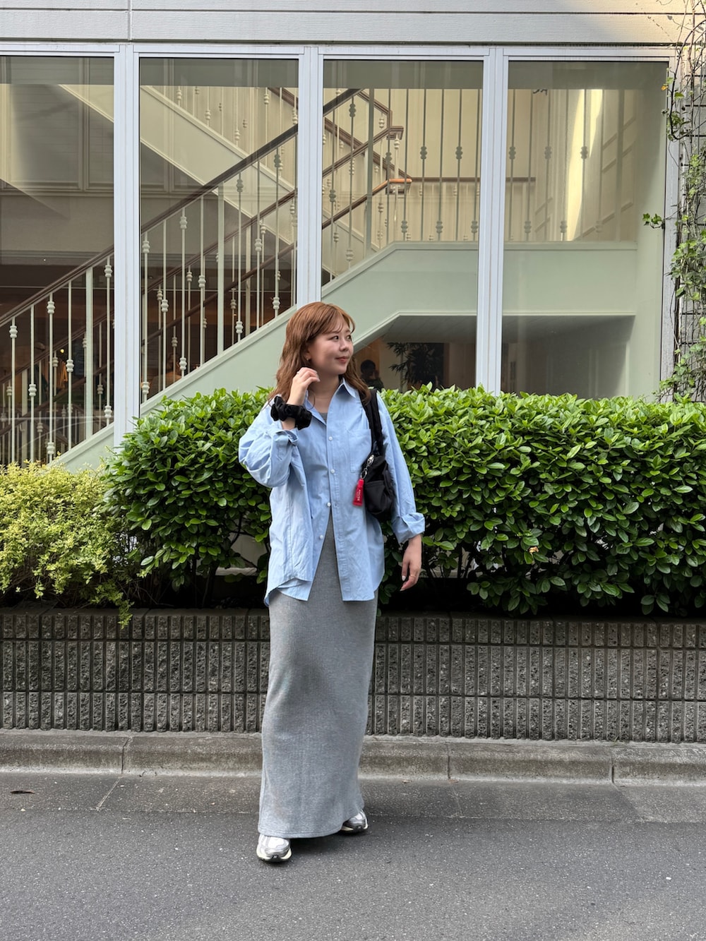 グレー系のワンピース、ブルー系のシャツ/ブラウス、ブラック系のボストンバッグを着用したレディースの春コーディネートの5枚目の写真