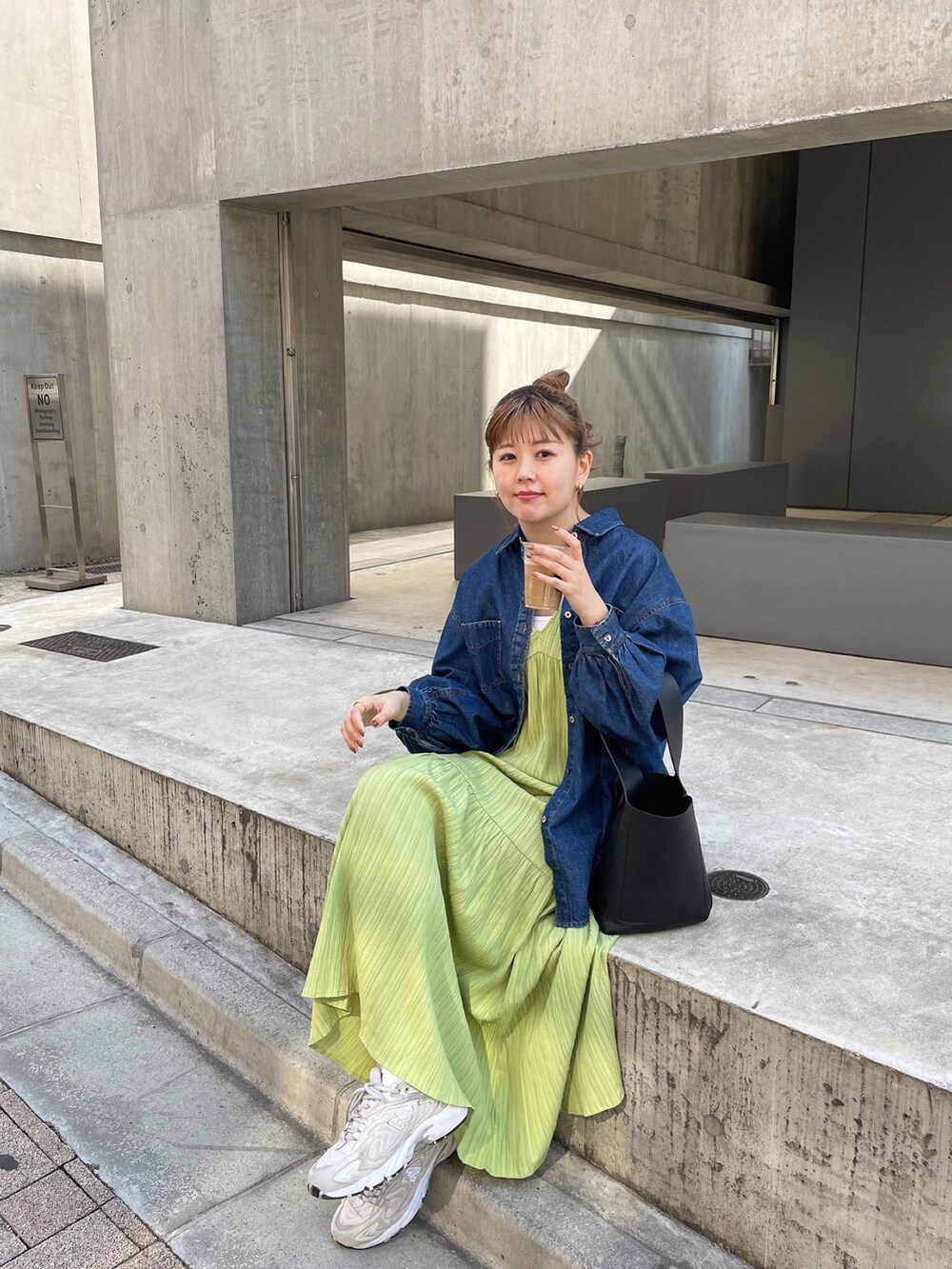 ブルー系のシャツ/ブラウス、ブラック系のショルダーバッグ、グリーン系のワンピースを着用したレディースの春コーディネートの2枚目の写真