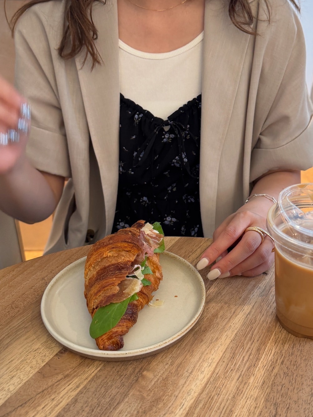 ブルー系のデニムパンツ、ホワイト系のタンクトップ、ブラック系のチュニックを着用したレディースの春コーディネートの5枚目の写真