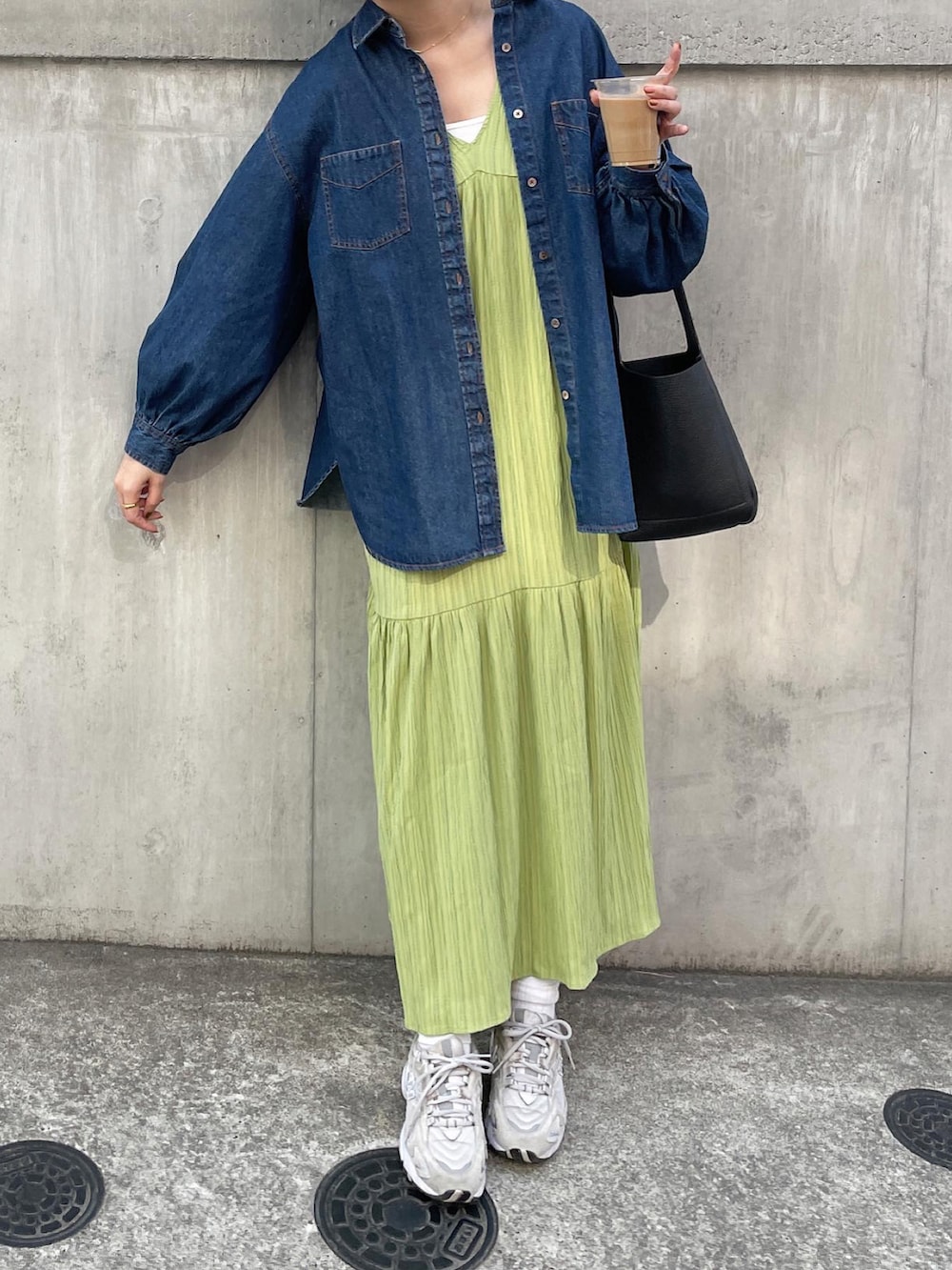 ブルー系のシャツ/ブラウス、ブラック系のショルダーバッグ、グリーン系のワンピースを着用したレディースの春コーディネートの3枚目の写真