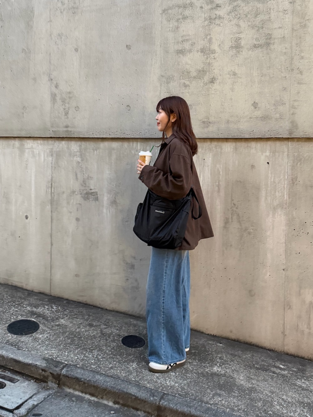 ブラウン系のその他アウター、ブルー系のデニムパンツを着用したレディースの春コーディネートの2枚目の写真