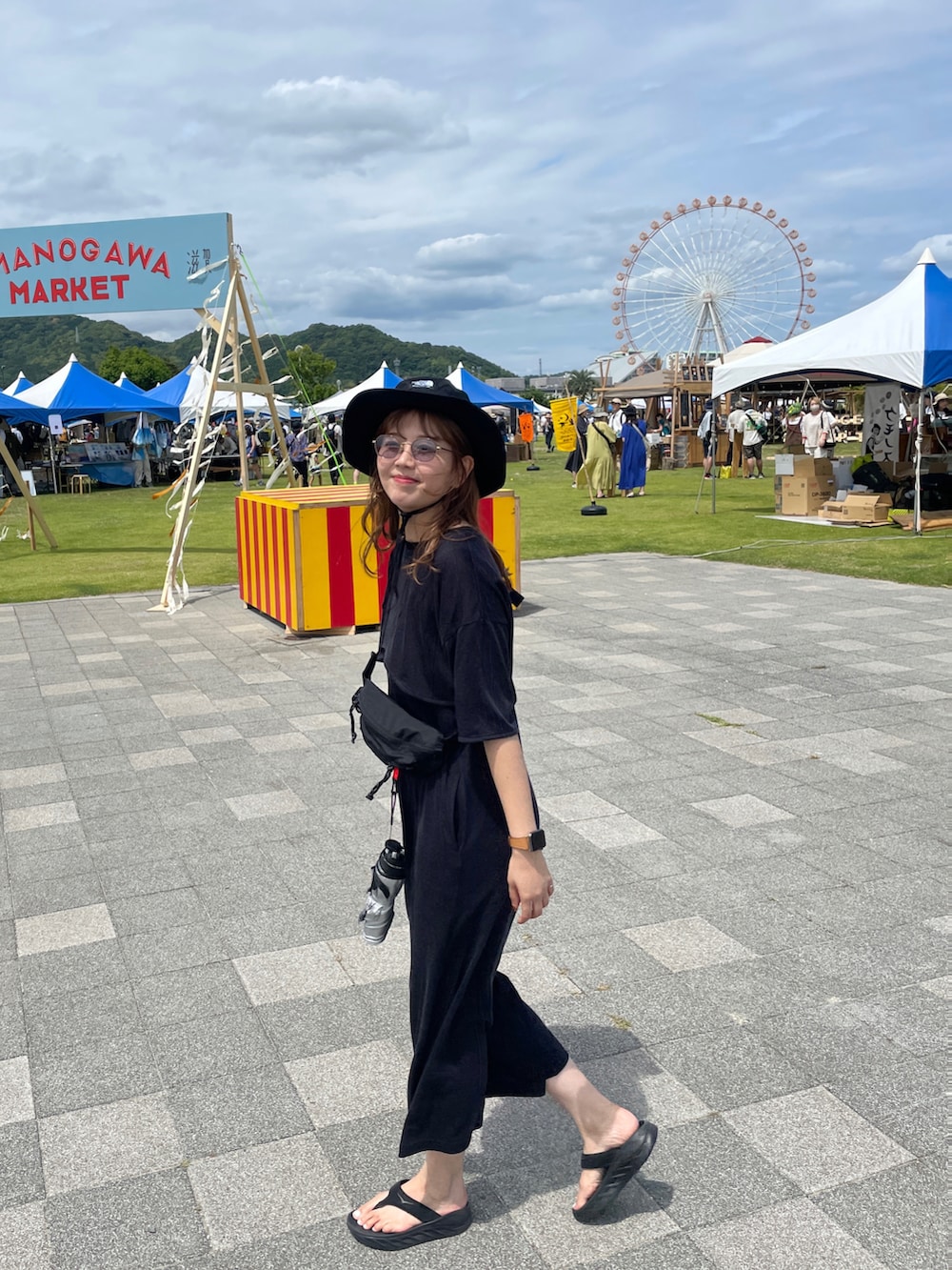 「夏コーデ、休日コーデ、カジュアルコーデ、シンプルスタイル、オトナ女子、リラックススタイル、ワンピーススタイル、大人コーデ、高身長女子、フェススタイル、モノトーン、ブラック、サンダル、バケットハット、THE NORTH FACE」｜「THE NORTH FACEの＜THE NORTH FACE＞ホライズン ハット（ハット、ブラック系）」を使った、akariさん（レディース・167cm）の春コーディネートの3枚目の写真
