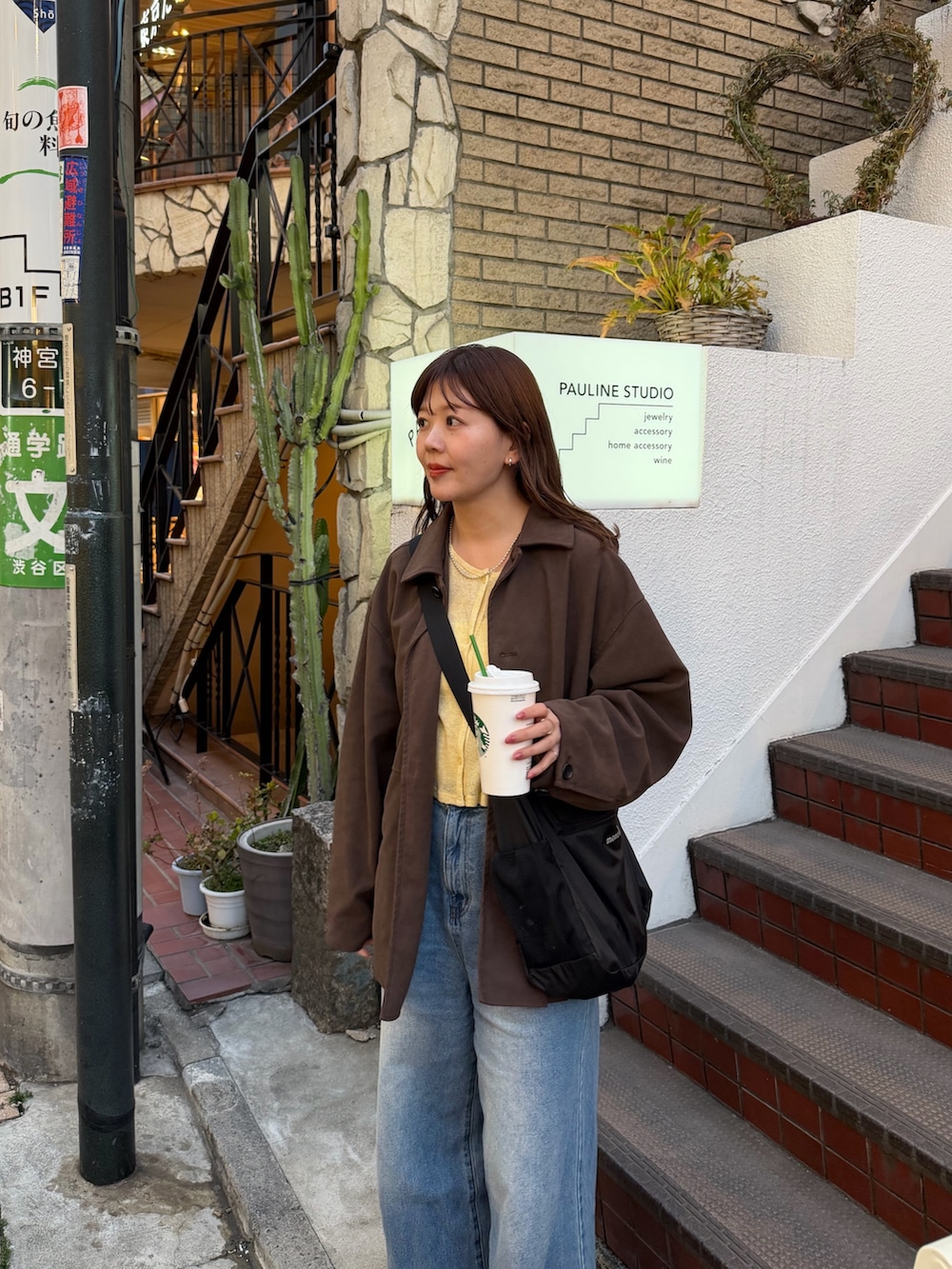 ブラウン系のその他アウター、ブルー系のデニムパンツを着用したレディースの春コーディネートの3枚目の写真