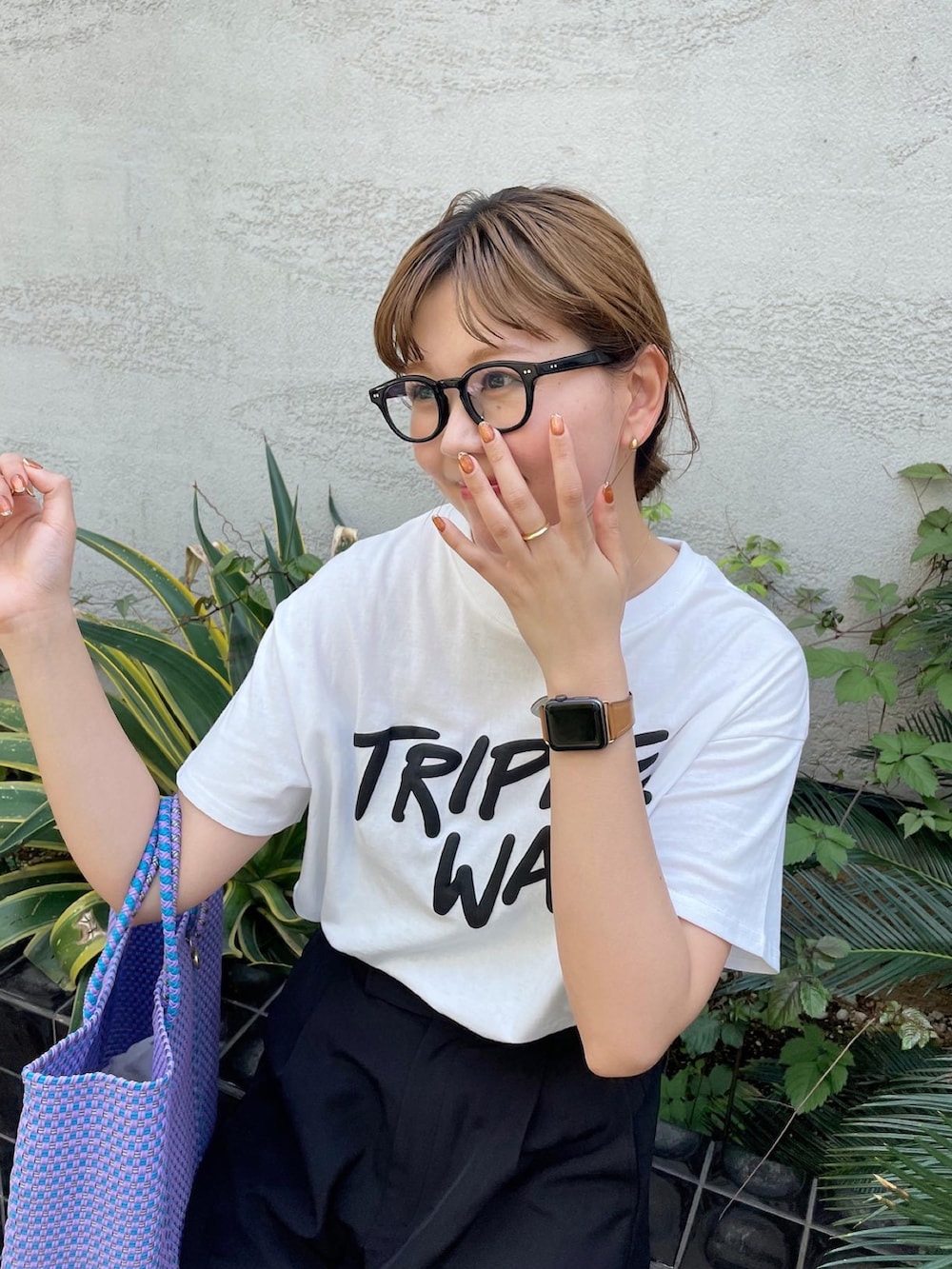 パープル系のバッグ、ホワイト系のTシャツ/カットソー、ブラック系のその他パンツを着用したレディースの春コーディネートの3枚目の写真