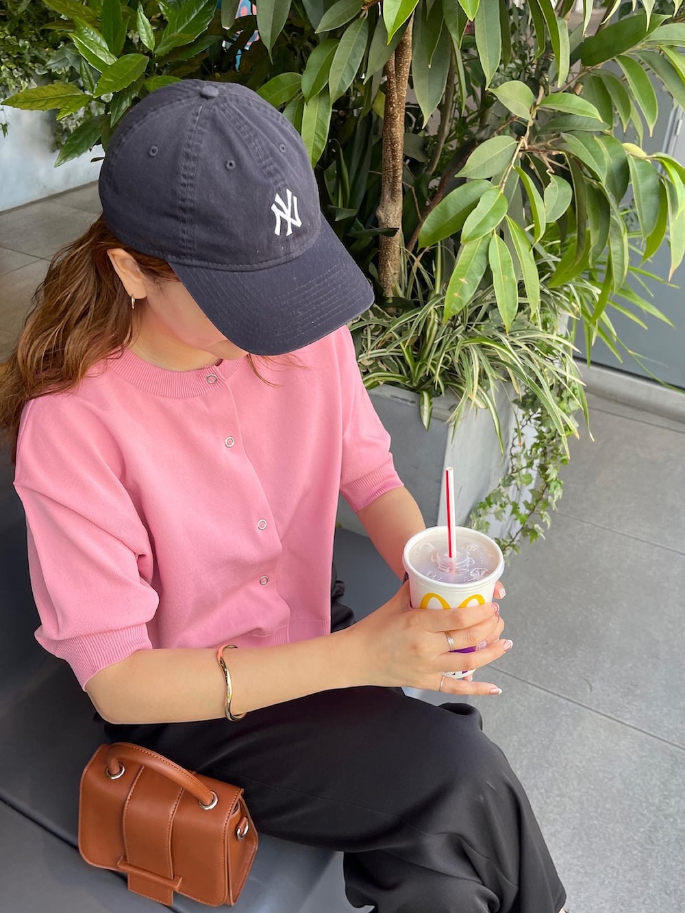 「ごきげんウィーク、オトナ女子、春夏コーデ、休日スタイル、キャップ、ニューバランス、ニューエラ、NEWERA、NEWBALANCE、ピンク、カーディガン、プチプラ」｜「NEW ERAのニューエラ キャップ タイプライター NY LA（キャップ、ブルー系）」を使った、akariさん（レディース・167cm）の春コーディネートの5枚目の写真
