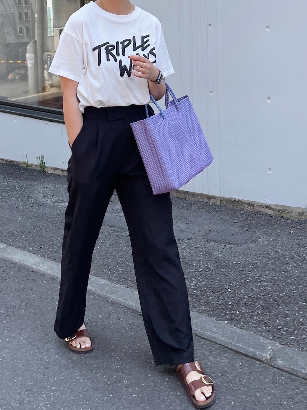 パープル系のバッグ、ホワイト系のTシャツ/カットソー、ブラック系のその他パンツを着用したレディースの春コーディネートの2枚目の写真