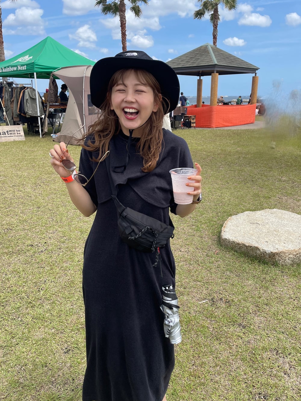 「夏コーデ、休日コーデ、カジュアルコーデ、シンプルスタイル、オトナ女子、リラックススタイル、ワンピーススタイル、大人コーデ、高身長女子、フェススタイル、モノトーン、ブラック、サンダル、バケットハット、THE NORTH FACE」｜「THE NORTH FACEの＜THE NORTH FACE＞ホライズン ハット（ハット、ブラック系）」を使った、akariさん（レディース・167cm）の春コーディネートの4枚目の写真