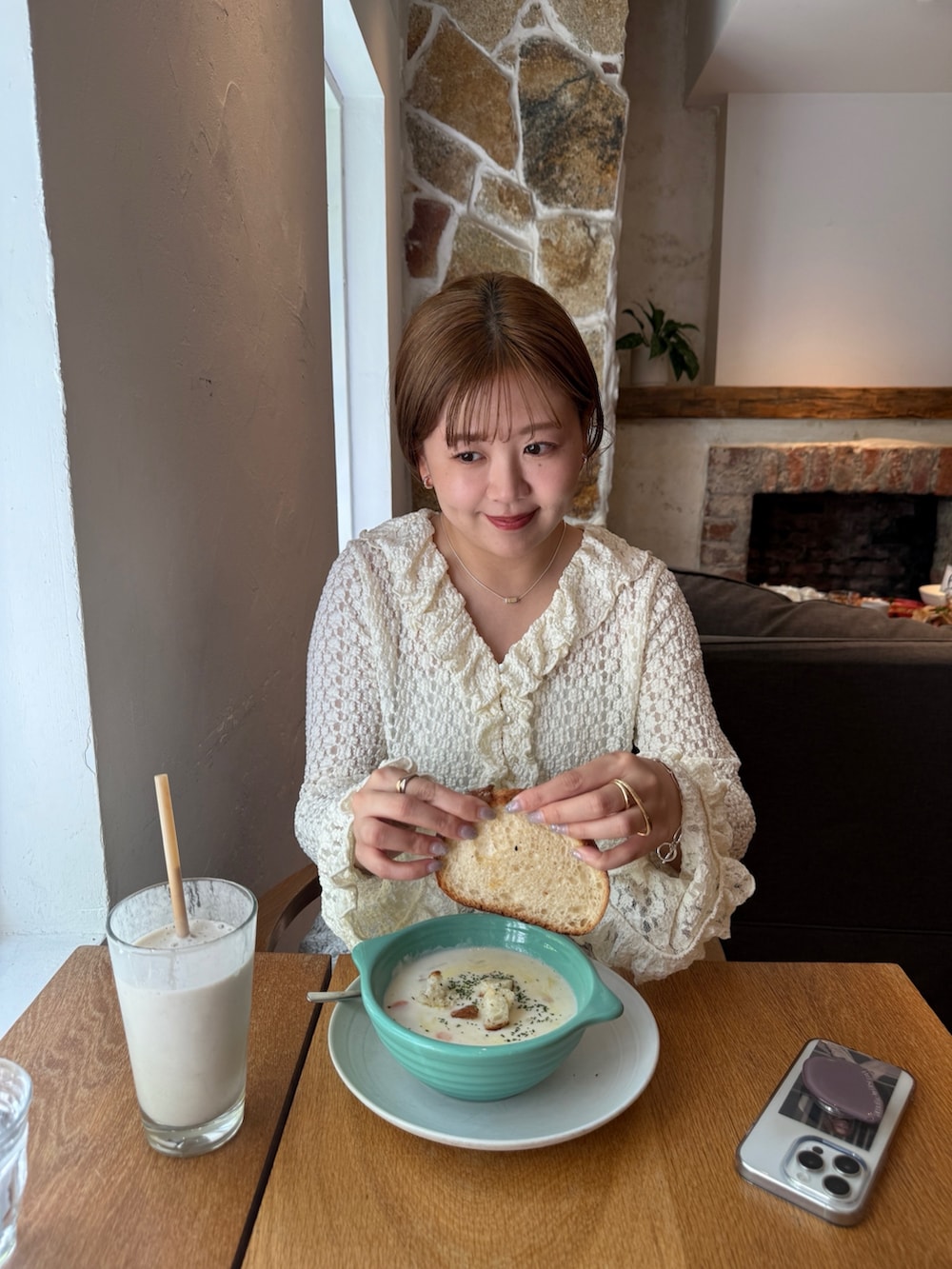 ブラウン系のその他シューズ、ブルー系のデニムパンツ、ブラウン系のショルダーバッグを着用したレディースの春コーディネートの3枚目の写真