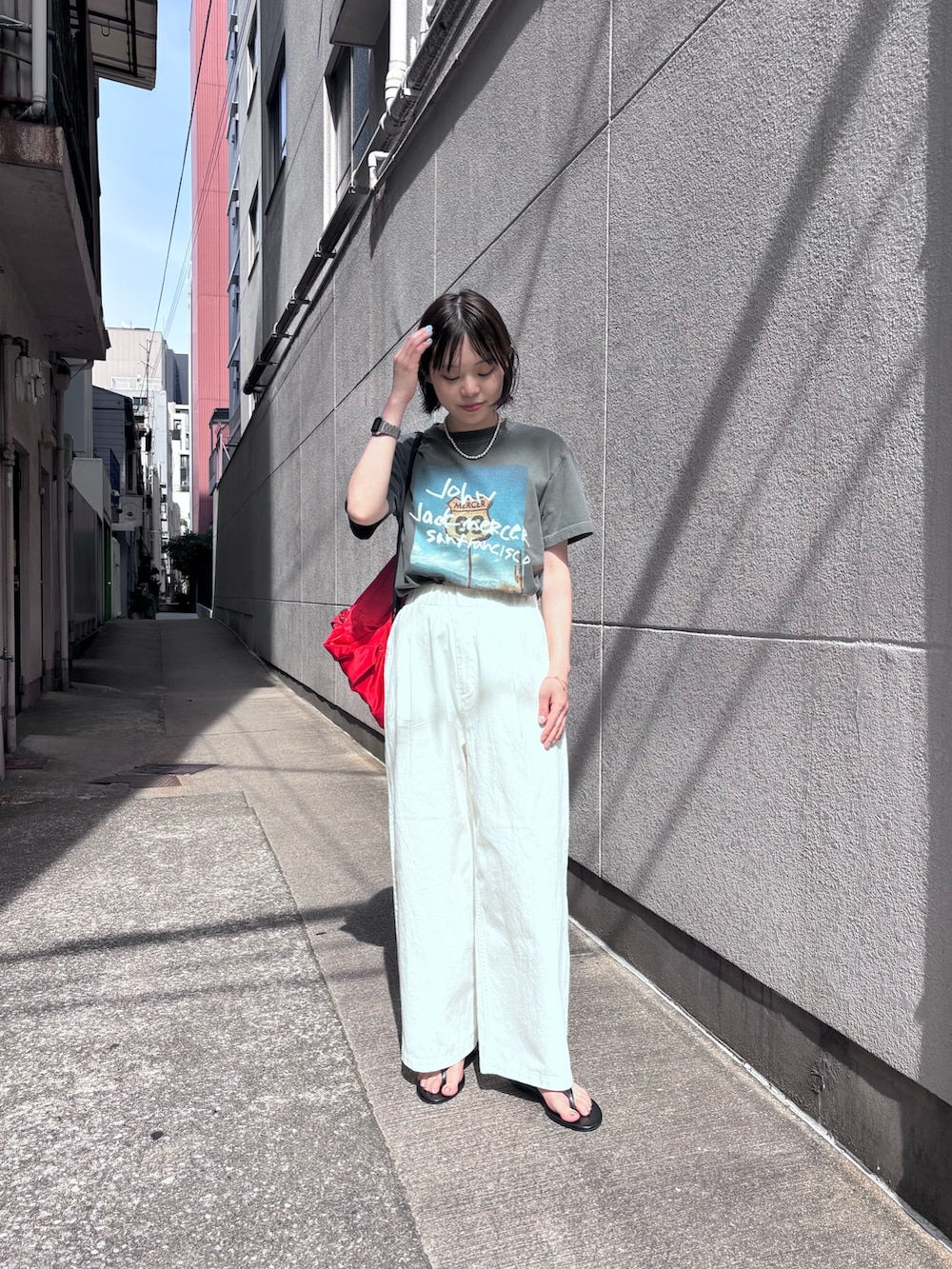 レッド系のバックパック/リュック、ホワイト系のその他パンツ、グレー系のTシャツ/カットソーを着用したレディースの春コーディネートの4枚目の写真