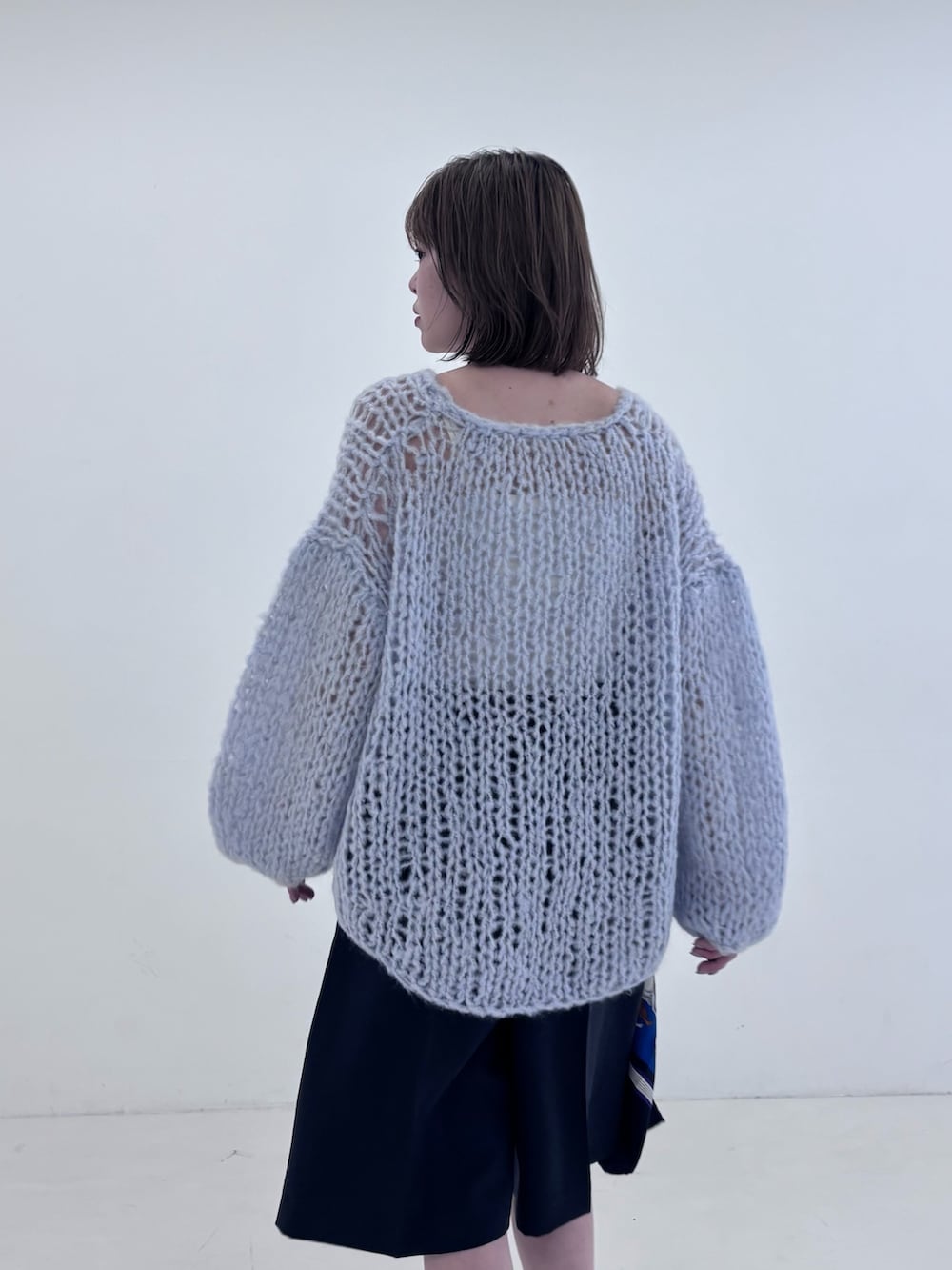 ブルー系のニット/セーター、グレー系のその他パンツ、ブラック系のローファーを着用したレディースの秋コーディネートの4枚目の写真
