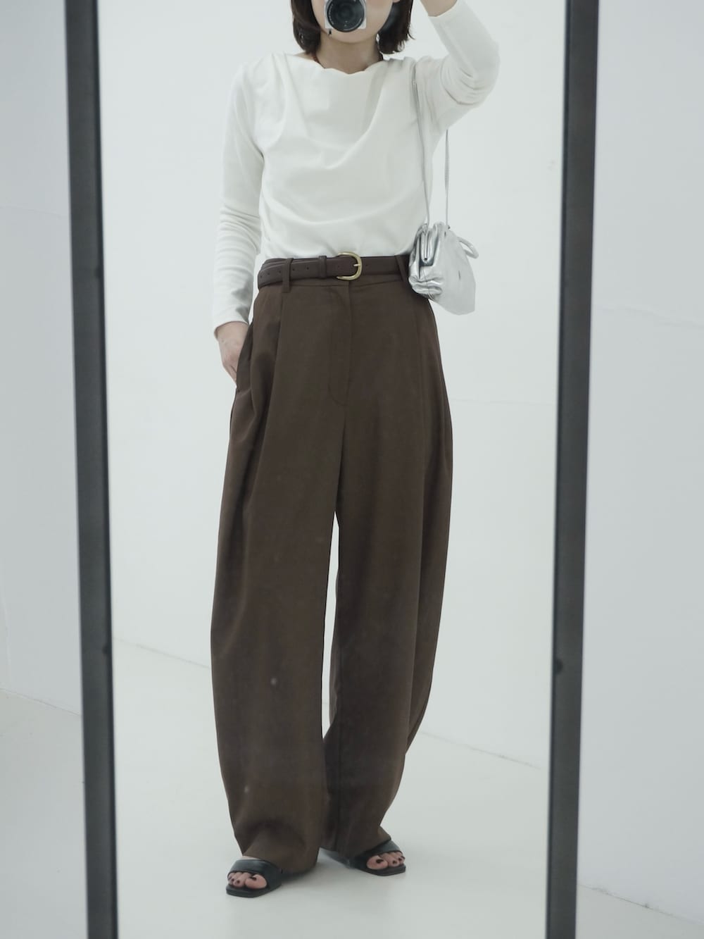 ホワイト系のTシャツ/カットソー、ベージュ系のその他アウター、シルバー系のショルダーバッグを着用したレディースの春コーディネートの5枚目の写真