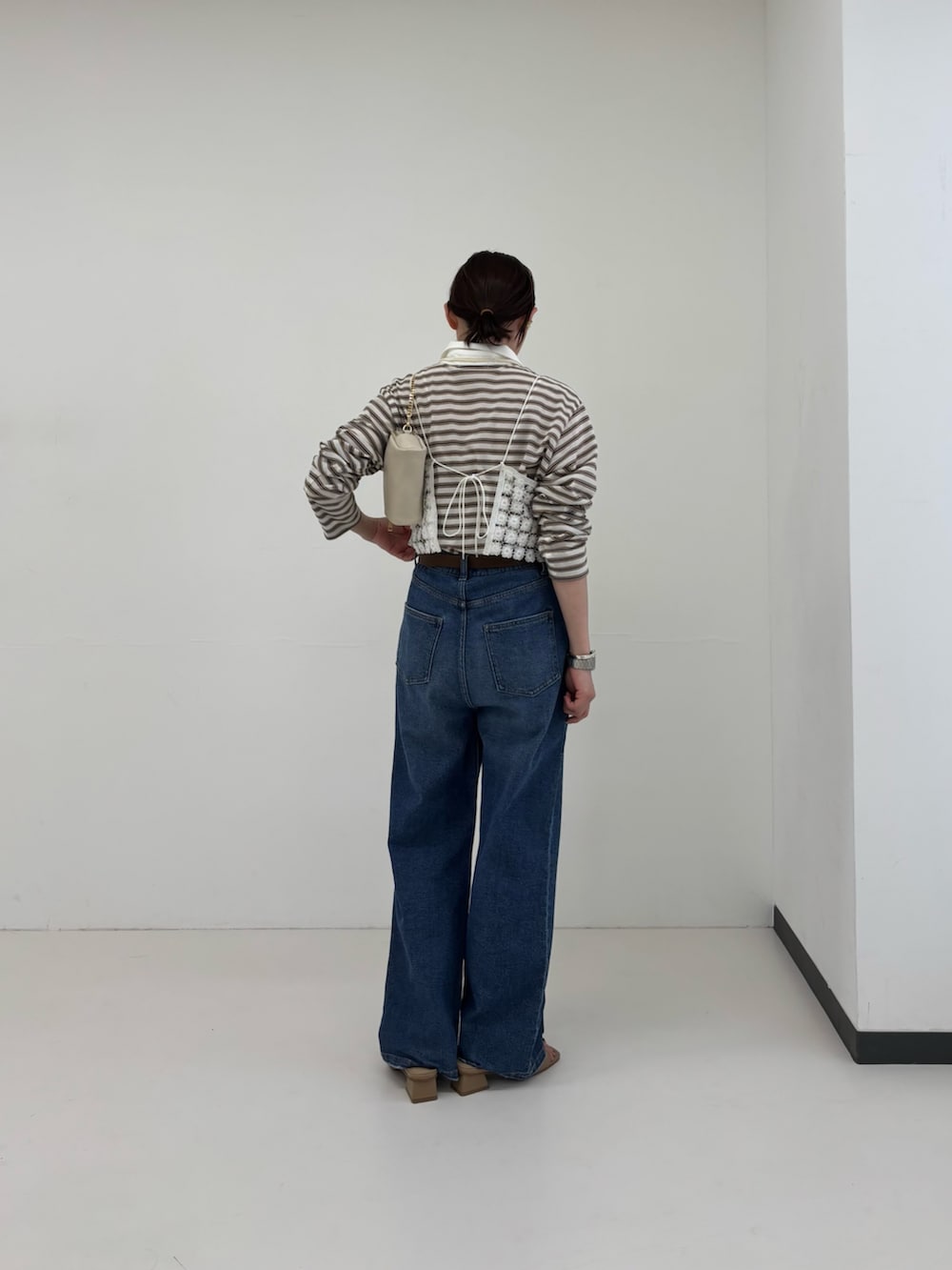 ホワイト系のシャツ/ブラウス、ブルー系のデニムパンツ、ホワイト系のその他トップスを着用したレディースの春コーディネートの3枚目の写真