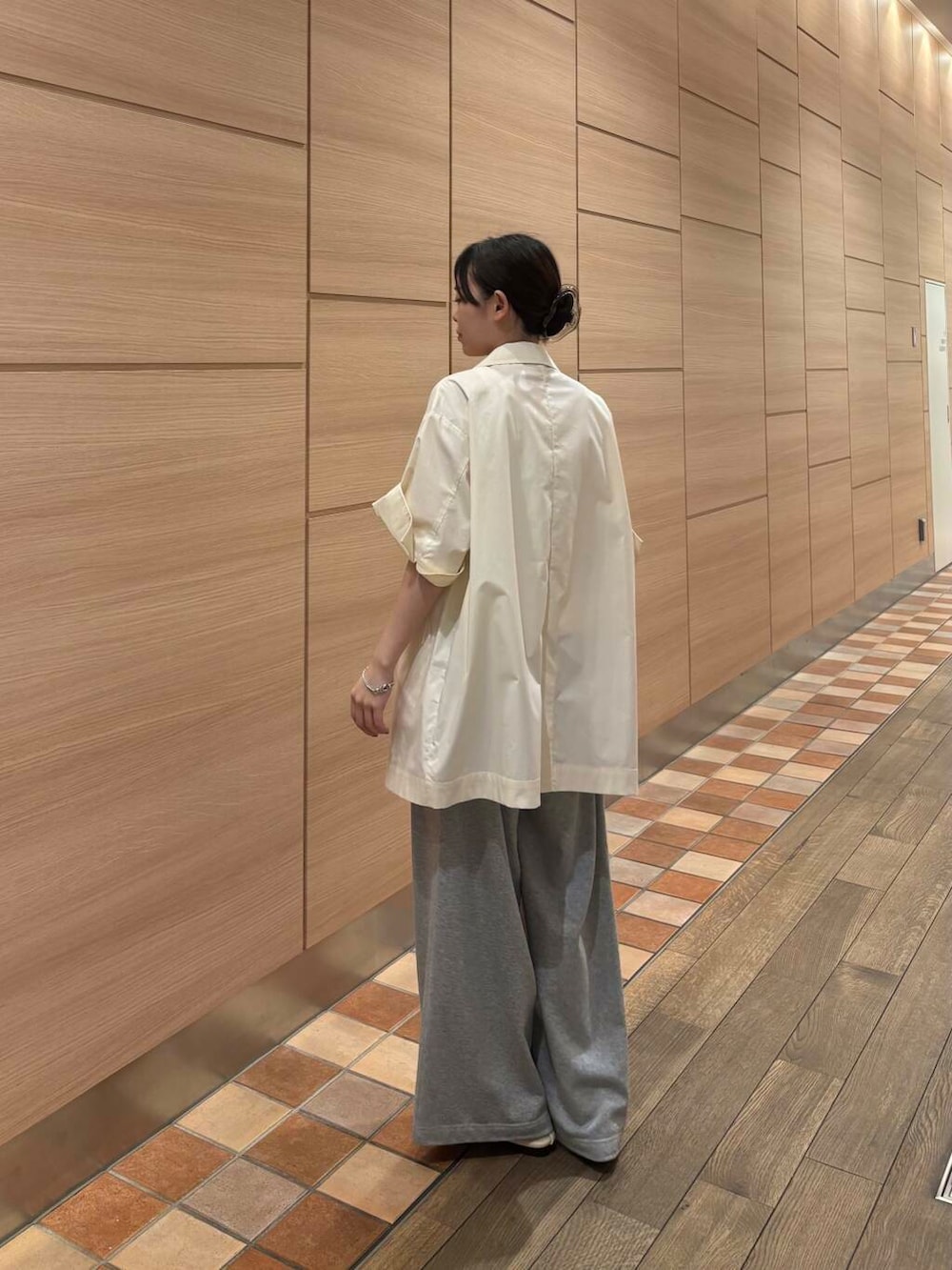 ホワイト系のその他アウター、ベージュ系のバレエシューズ、グレー系のその他パンツを着用したレディースの夏コーディネートの3枚目の写真