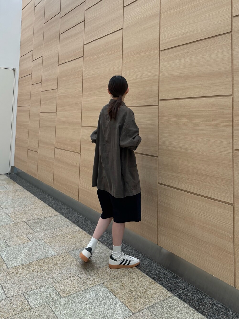 ブラック系のタンクトップ、グレー系のカバーオール、ブルー系のその他パンツを着用したレディースの夏コーディネートの2枚目の写真
