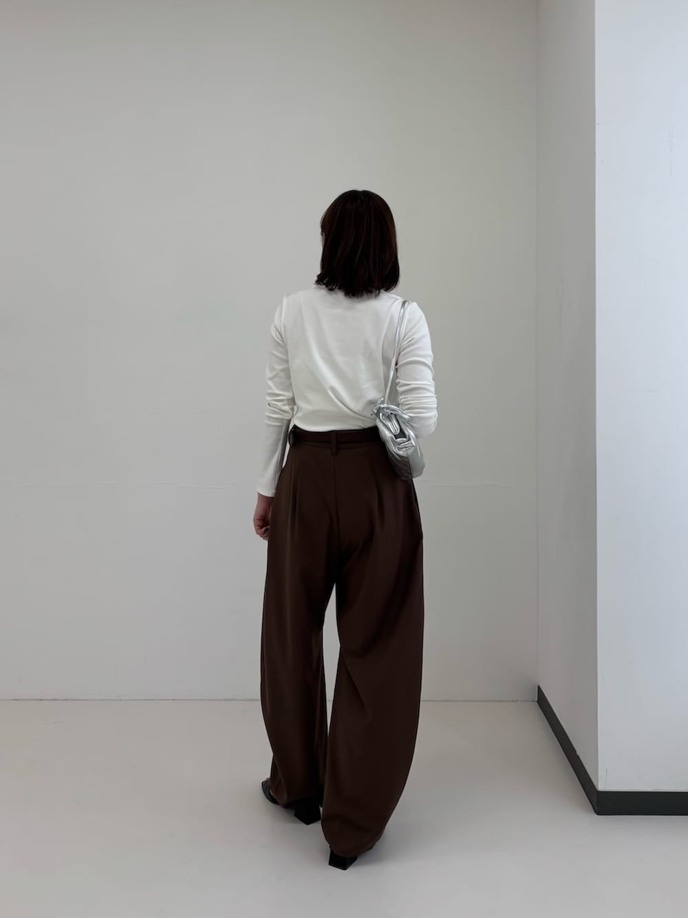 ホワイト系のTシャツ/カットソー、ベージュ系のその他アウター、シルバー系のショルダーバッグを着用したレディースの春コーディネートの4枚目の写真