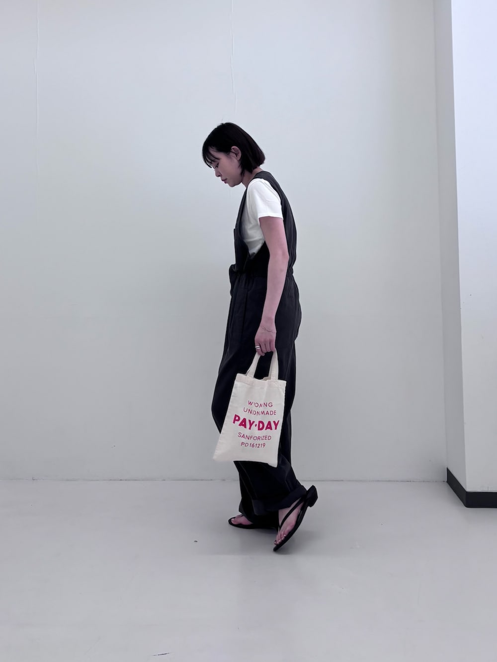 グレー系のその他パンツ、ブラック系のサンダルを着用したレディースの夏コーディネートの3枚目の写真