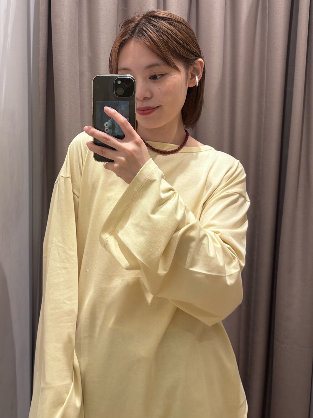 イエロー系のTシャツ/カットソーを着用したレディースの秋コーディネートの2枚目の写真