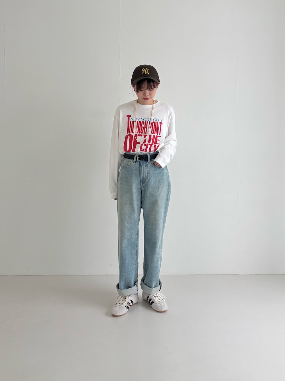 ブルー系のその他アウター、ホワイト系のTシャツ/カットソー、ホワイト系のスニーカーを着用したレディースの春コーディネートの4枚目の写真