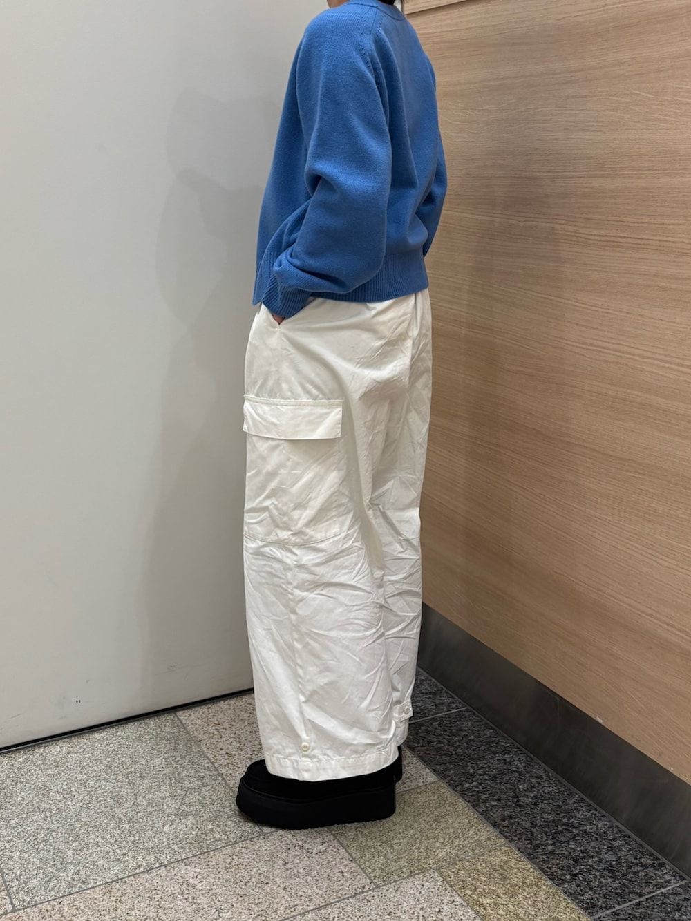 ホワイト系のダウンジャケット/コート、ホワイト系のその他パンツ、ブルー系のニット/セーターを着用したレディースの冬コーディネートの5枚目の写真