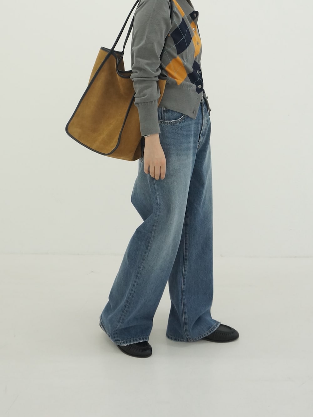 グレー系のカーディガン/ボレロ、ブルー系のデニムパンツ、ブラック系のローファーを着用したレディースの秋コーディネートの3枚目の写真
