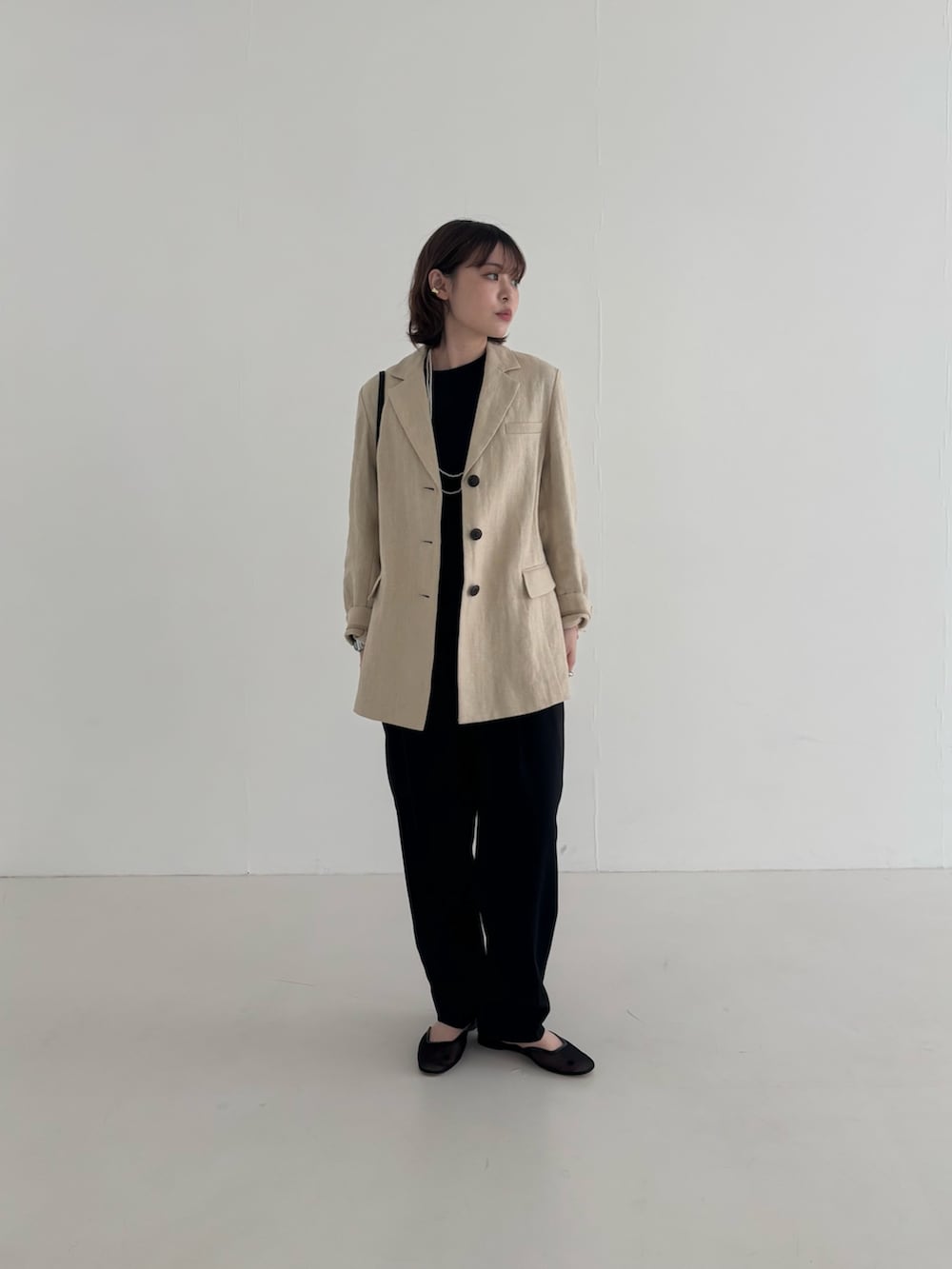 ブラック系のバックパック/リュック、ブルー系のTシャツ/カットソー、ブラック系のその他パンツを着用したレディースの春コーディネートの2枚目の写真