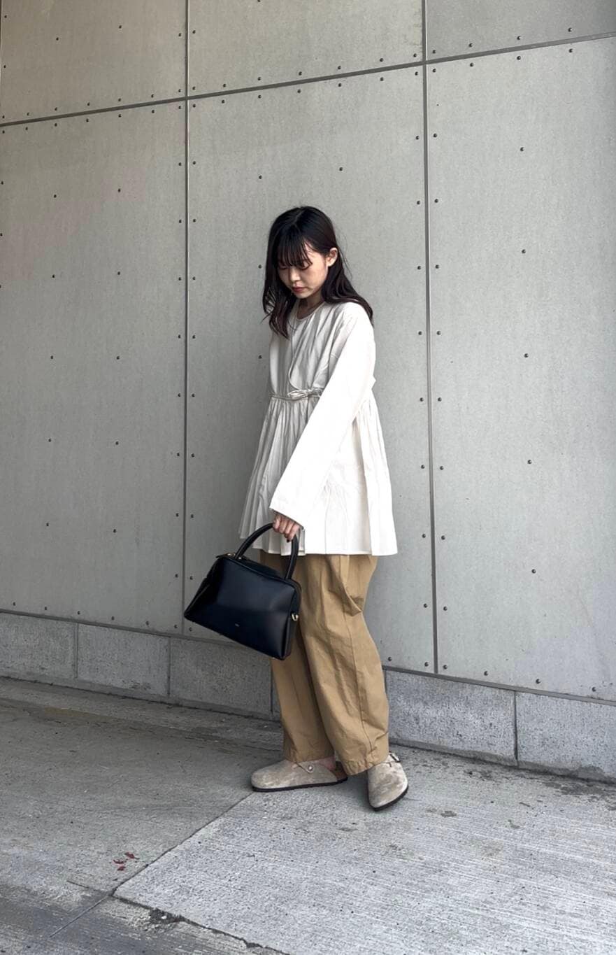 ベージュ系のその他パンツ、ブラック系のハンドバッグ、グレー系のシャツ/ブラウスを着用したレディースの夏コーディネートの2枚目の写真