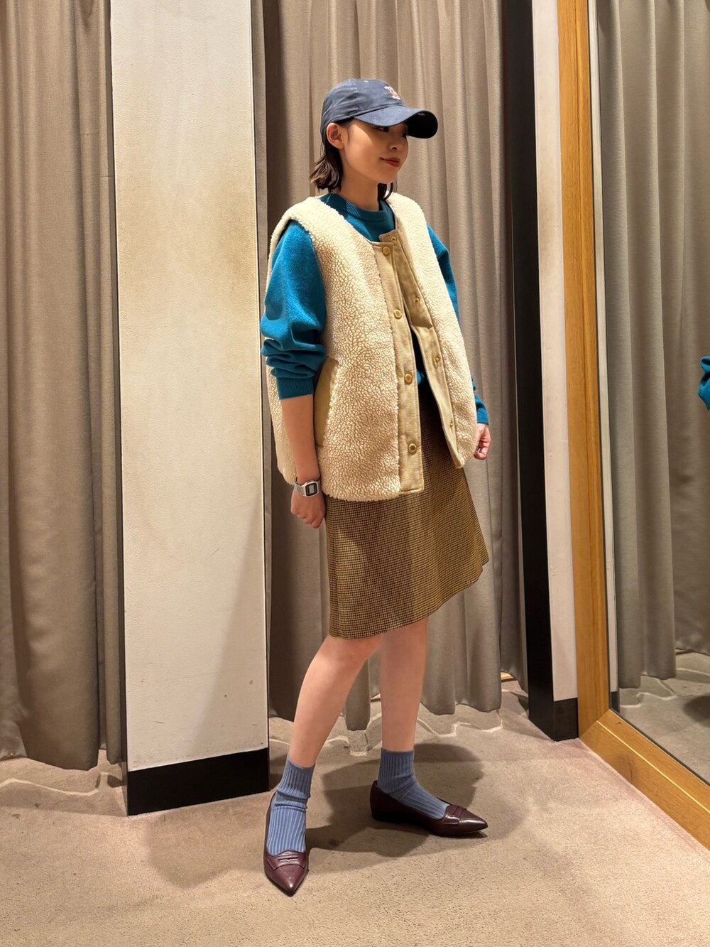 ブルー系のニット/セーター、ベージュ系のスカート、レッド系のパンプスを着用したレディースの秋コーディネートの2枚目の写真