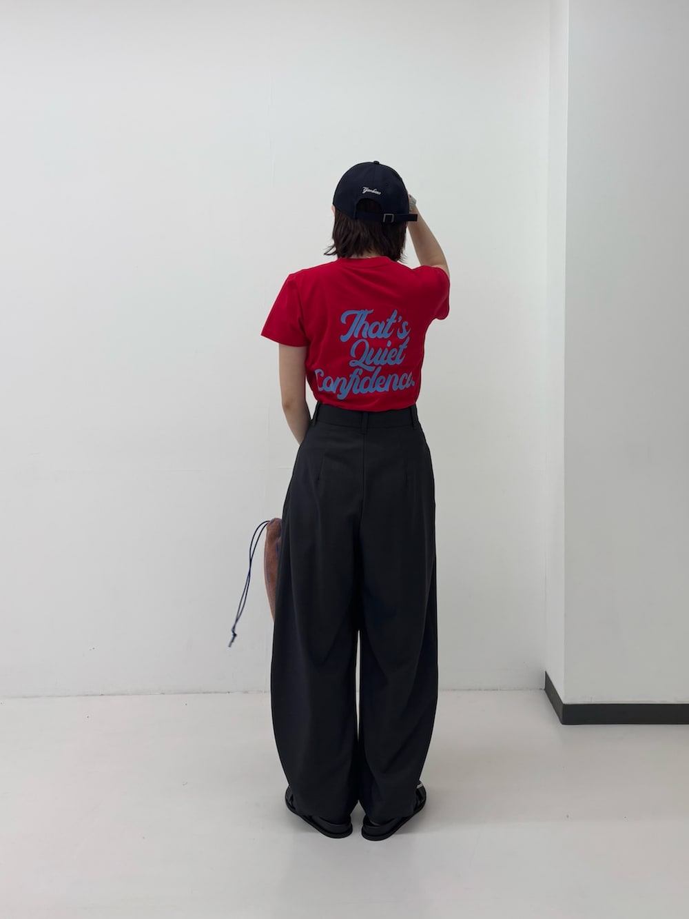レッド系のTシャツ/カットソー、グレー系のその他パンツ、ブルー系のシャツ/ブラウスを着用したレディースの春コーディネートの4枚目の写真