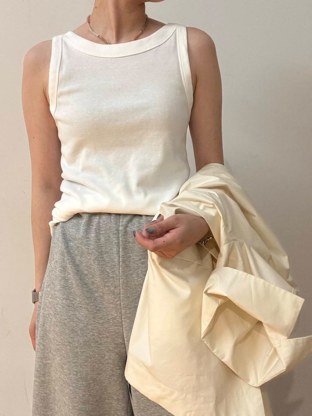 ホワイト系のその他アウター、ベージュ系のバレエシューズ、グレー系のその他パンツを着用したレディースの夏コーディネートの5枚目の写真