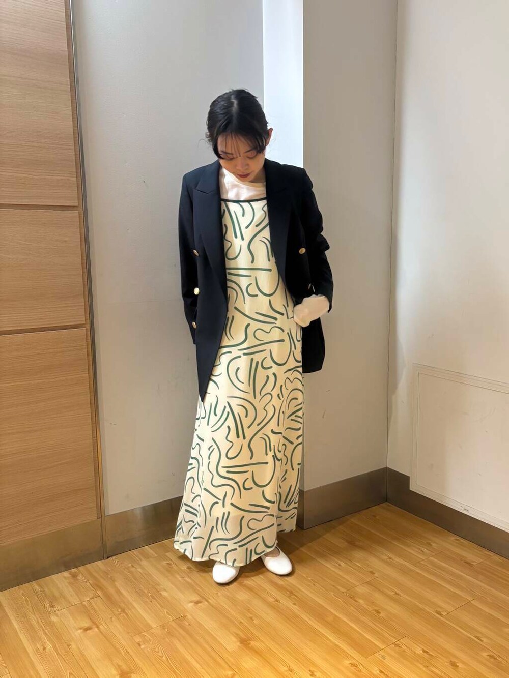 ブルー系のその他アウター、グリーン系のワンピース、ホワイト系のTシャツ/カットソーを着用したレディースの冬コーディネートの2枚目の写真