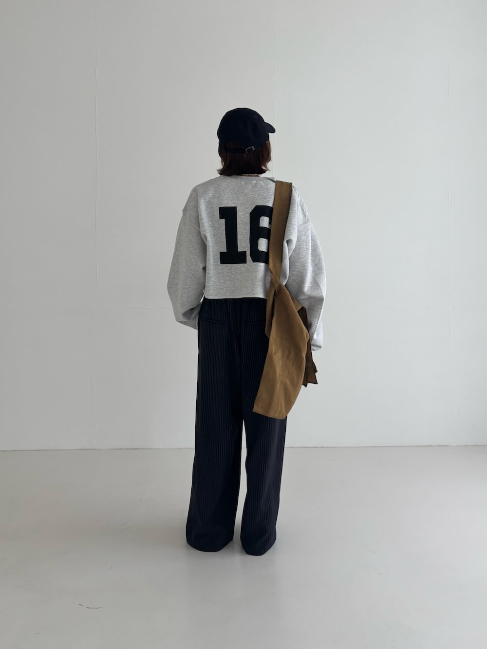 イエロー系のトートバッグ、その他のその他パンツ、ブラック系のパンプスを着用したレディースの春コーディネートの4枚目の写真