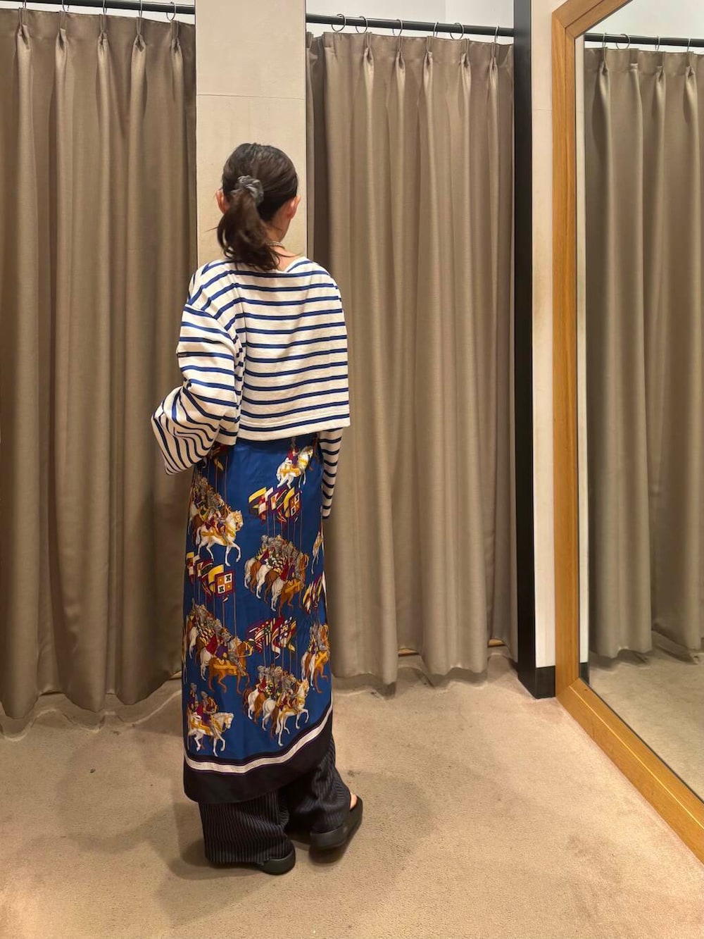 ブラック系のサンダル、ブルー系のTシャツ/カットソー、その他のその他パンツを着用したレディースの夏コーディネートの3枚目の写真