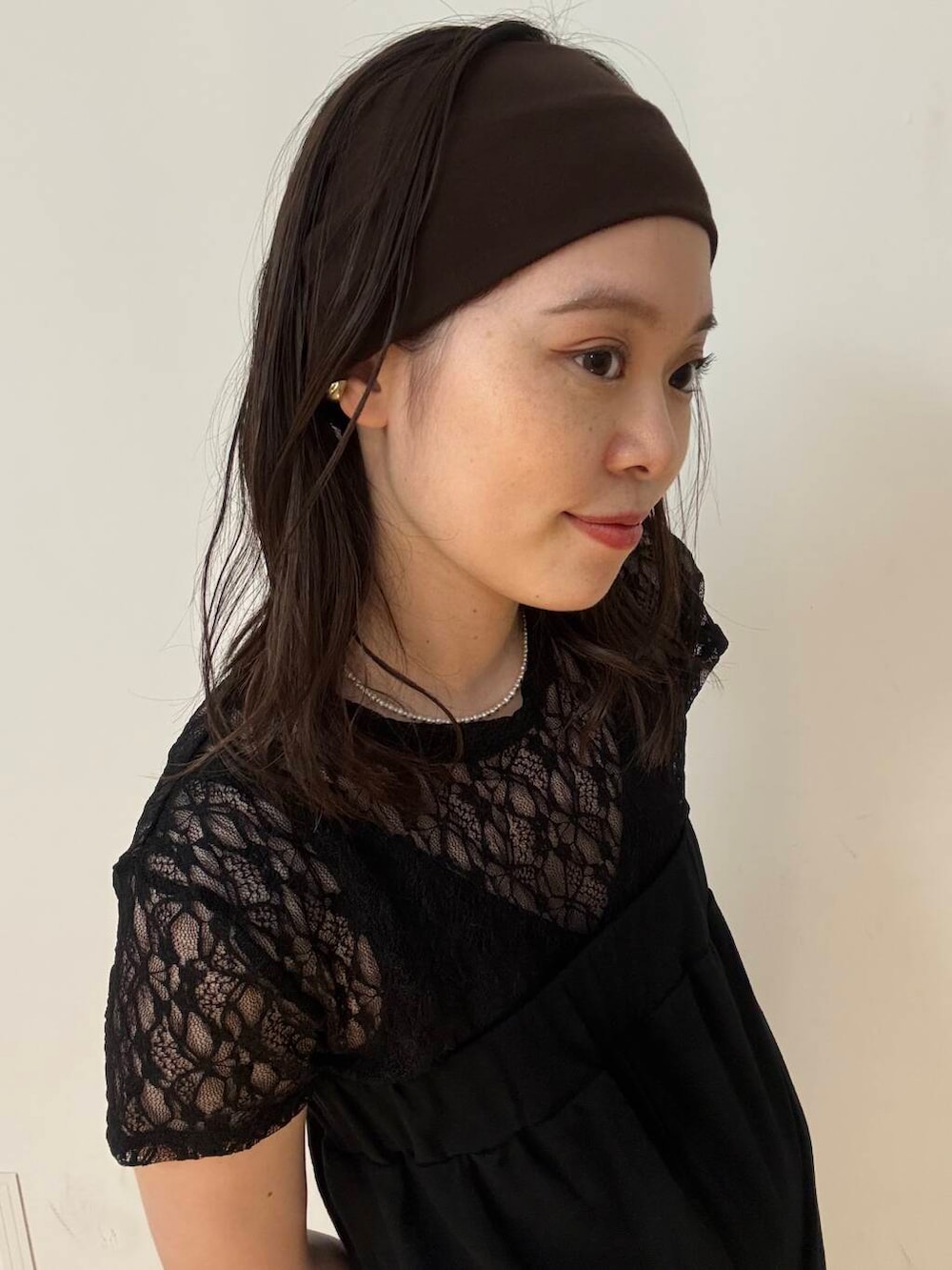 ブラック系のサンダル、ブラック系のTシャツ/カットソー、ブラック系のサロペット/オーバーオールを着用したレディースの夏コーディネートの4枚目の写真