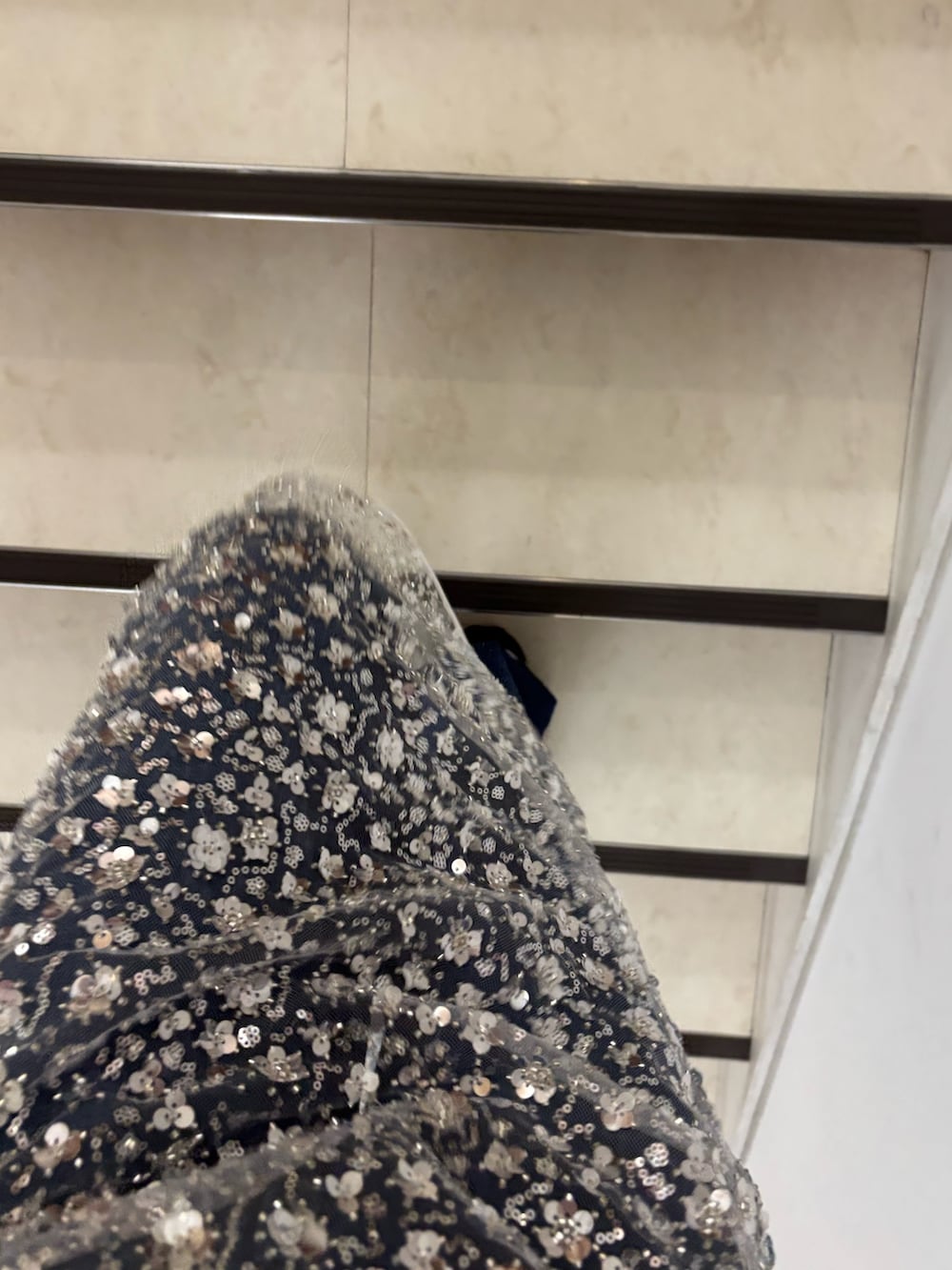 ピンク系のニット/セーター、ホワイト系のスカート、ホワイト系のTシャツ/カットソーを着用したレディースの冬コーディネートの3枚目の写真