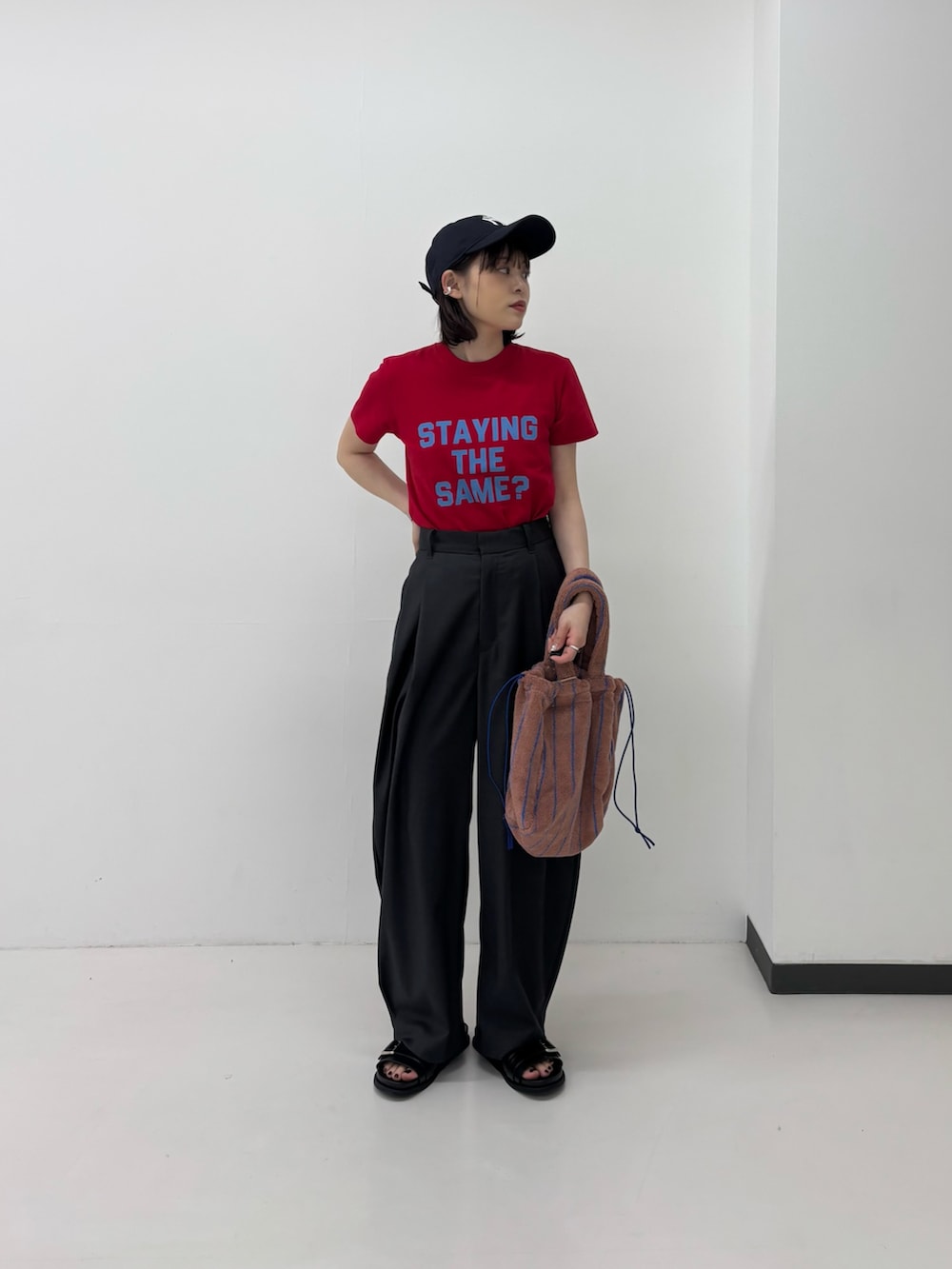 レッド系のTシャツ/カットソー、グレー系のその他パンツ、ブルー系のシャツ/ブラウスを着用したレディースの春コーディネートの3枚目の写真