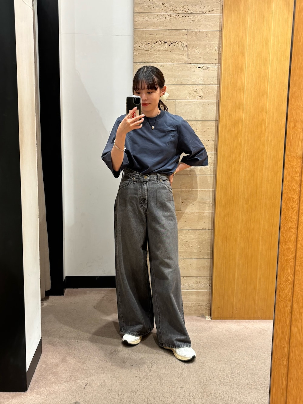 ブルー系のTシャツ/カットソー、ブラック系のデニムパンツ、シルバー系のスニーカーを着用したレディースの夏コーディネートの2枚目の写真