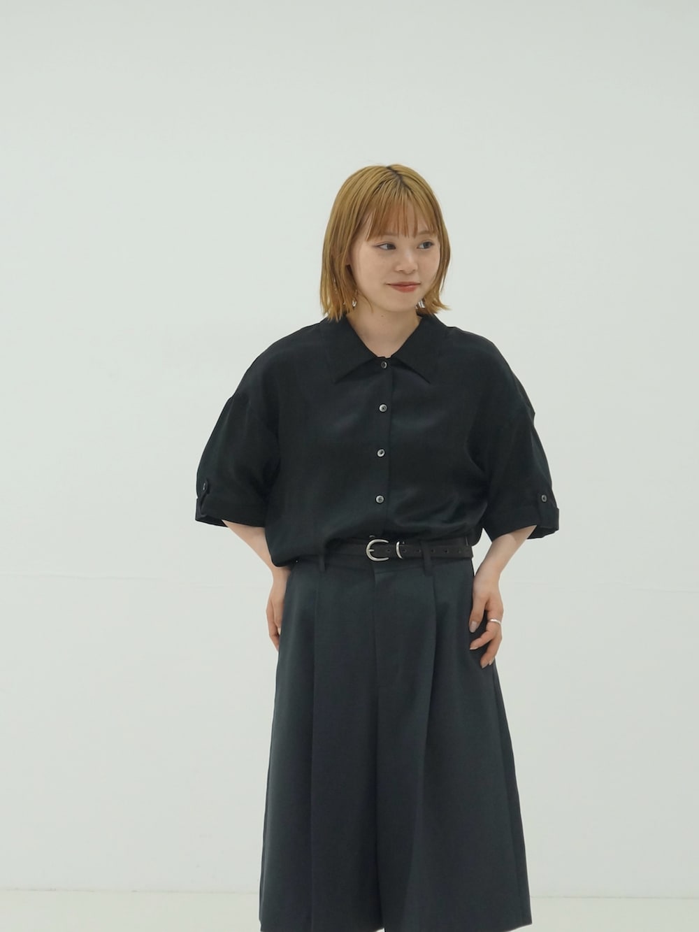 グレー系のその他パンツ、ブラック系のシャツ/ブラウス、ホワイト系のその他アンダーウェア/インナーを着用したレディースの夏コーディネートの3枚目の写真