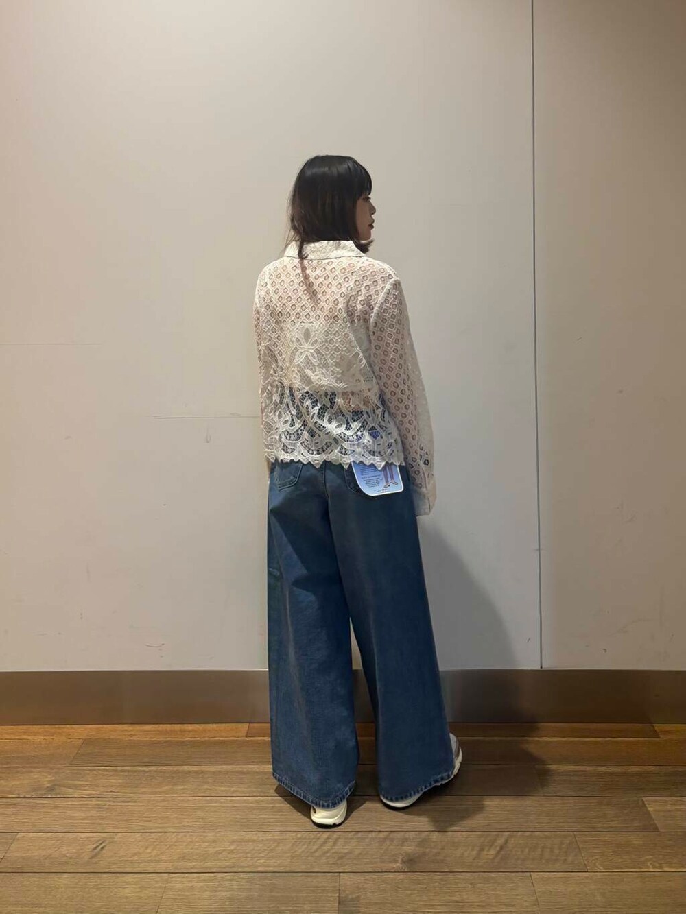 「lee、デニム、ニット、URBANRESEARCH、レッド、レース、シアー、春コーデ、着回しコーデ、newarrival、お出かけコーデ、パンツコーデ、差し色コーデ、ブルベ冬、コンパクトバッグ」|「URBAN RESEARCHのdecor『デコール』 Hematite bar Choker(ネックレス、シルバー系)」を使った、りなさん(レディース・156cm)の春コーディネートの6枚目の写真